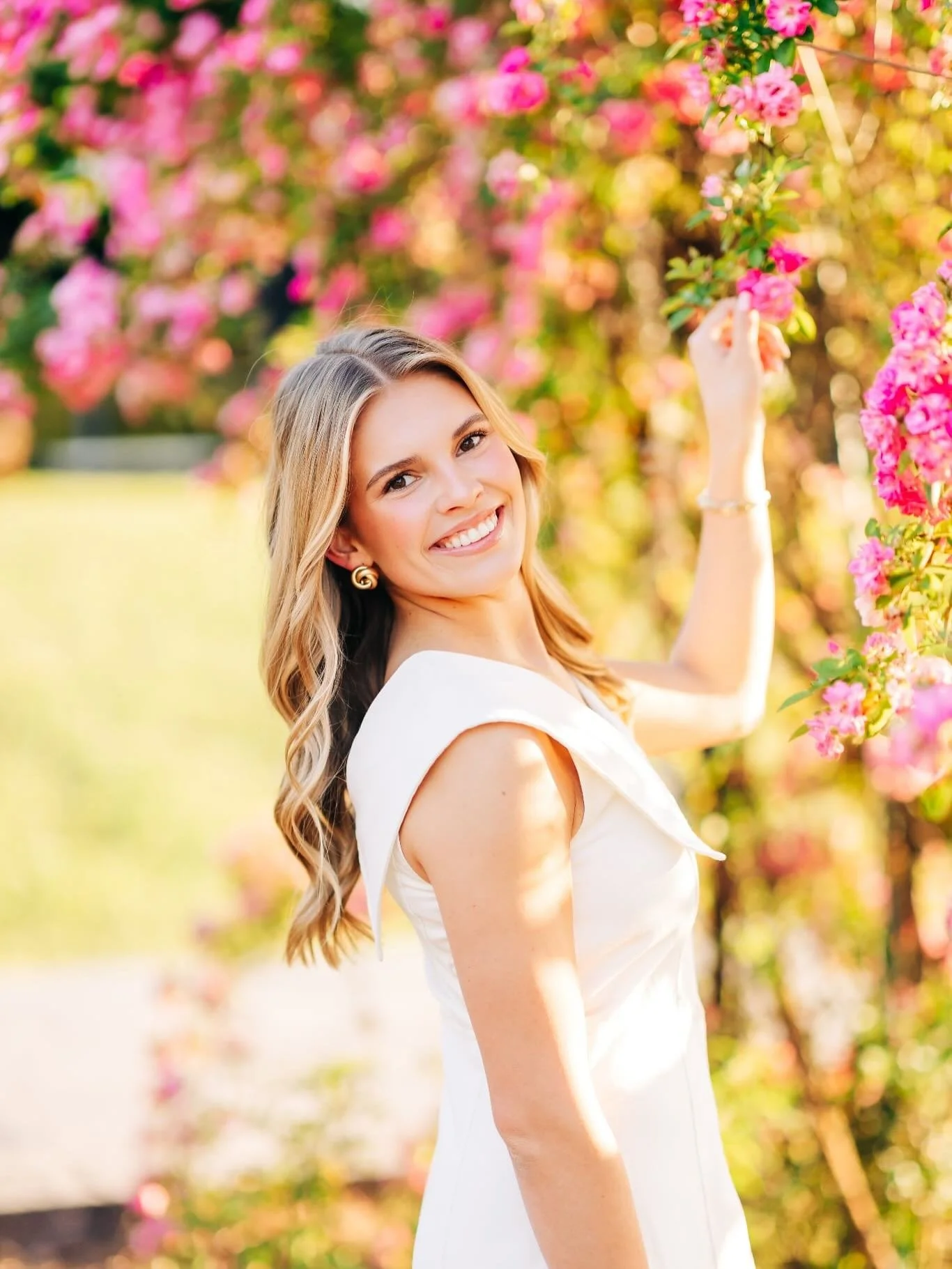 Sweet Reese + the most stunning Peggy Martin roses = pure perfection! You gotta see these on the blog! Link in my bio!