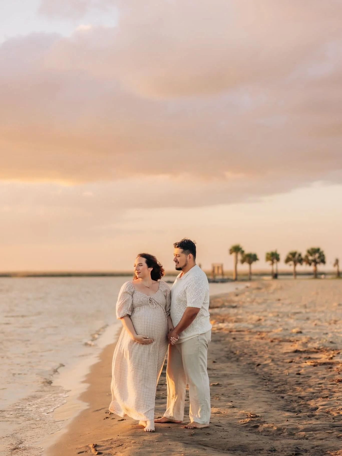A sweet family play date on the beach turns into the most stunninggg sunset! You MUST scroll through all of these!
