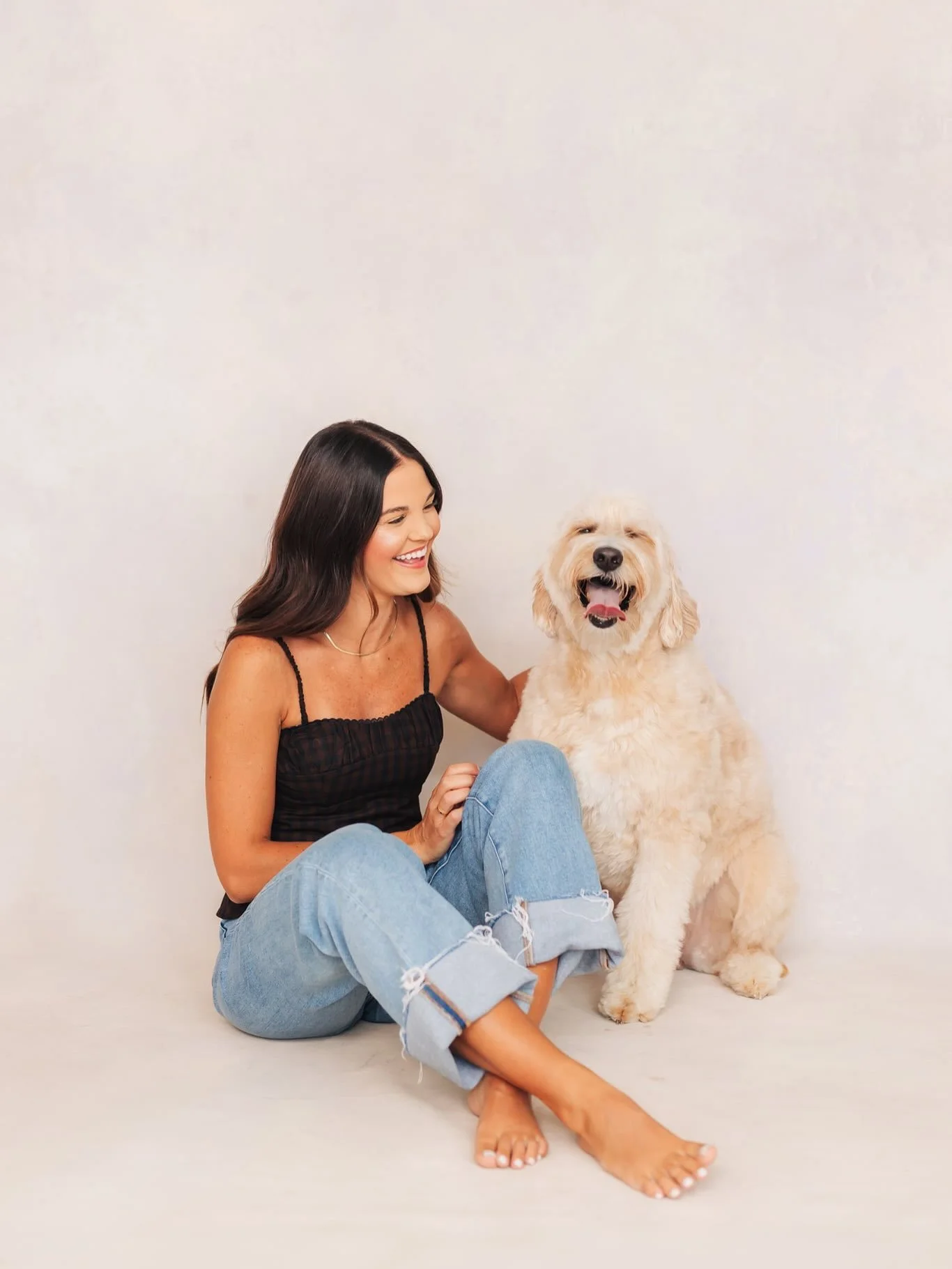 I&rsquo;m headed out of the country tomorrow for a little birthday getaway but before I dive into packing I had to get a few sneak peeks up from my session with Lyndsey &amp; Jessie! As a single dog mom myself, this kind of session makes my heart so 