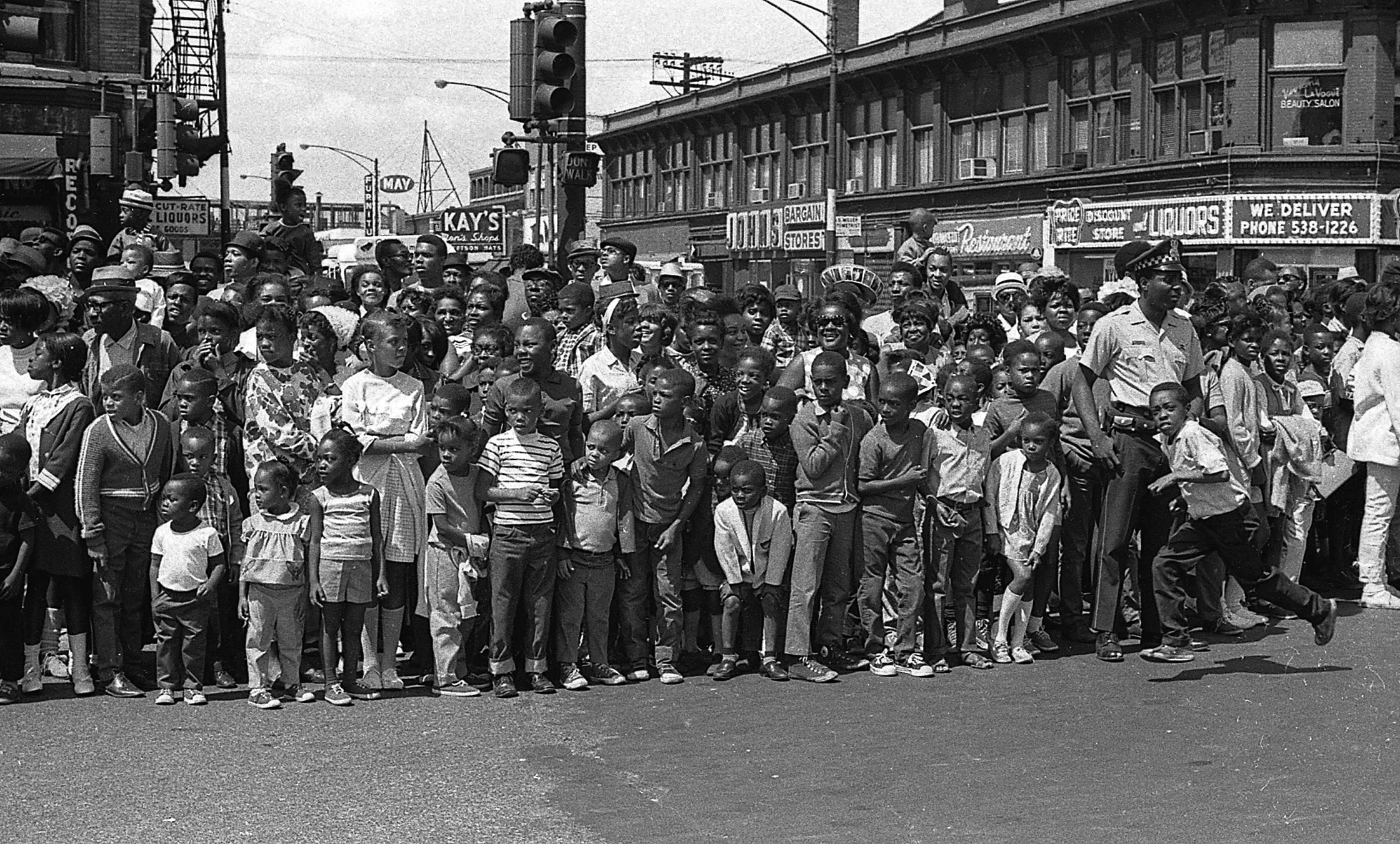 Life in Black & White: The Photography of John Simmons, ASC