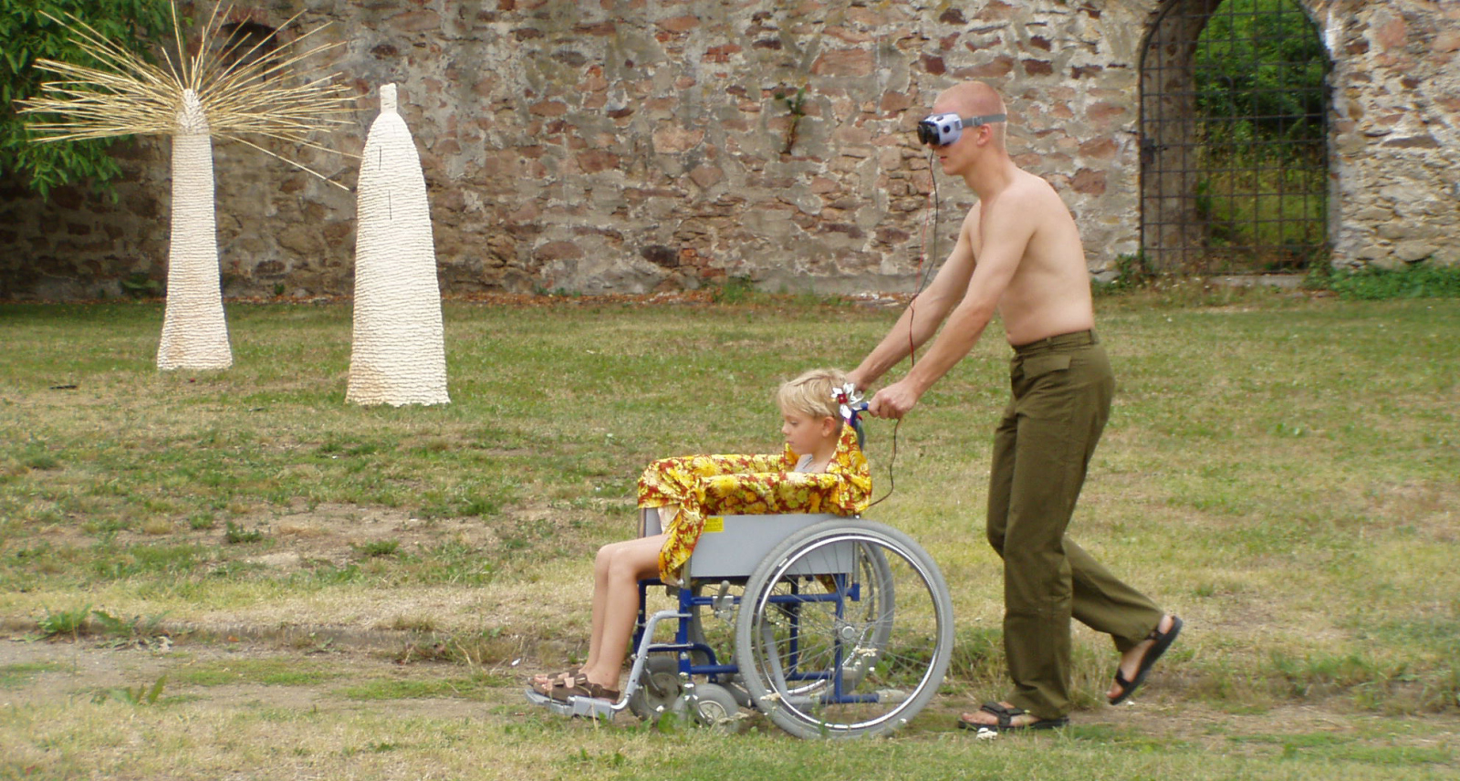 The Human Carriages, along with Václav Prokeš / action during the Theatre in the Grass Festival, Bechyně / 2003