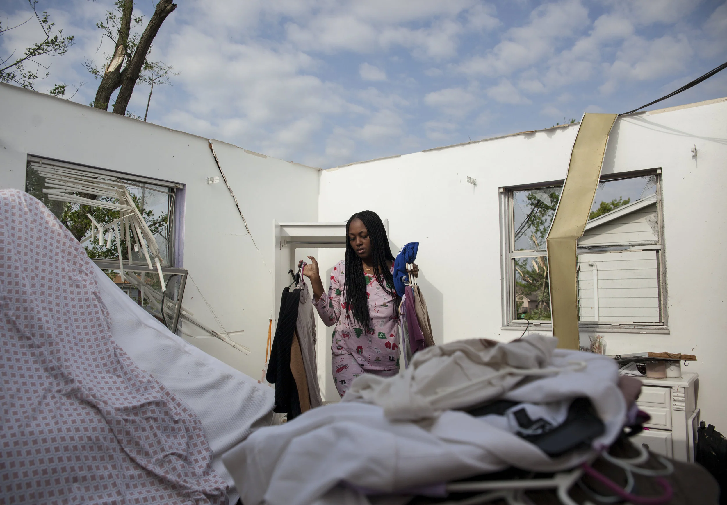 Sierra Waver gathers her belongings in Trotwood, Ohio, near Dayton, on May 28, 2019, after powerful tornadoes ripped through the US state overnight, causing at least one fatality and widespread damage and power outages. - One fatality has been reported so far, an 81-year-old-man in Celina, Ohio, which is about a 90-minute drive north of Dayton, said Celina Mayor Jeffrey Hazel. (Seth Herald / AFP)