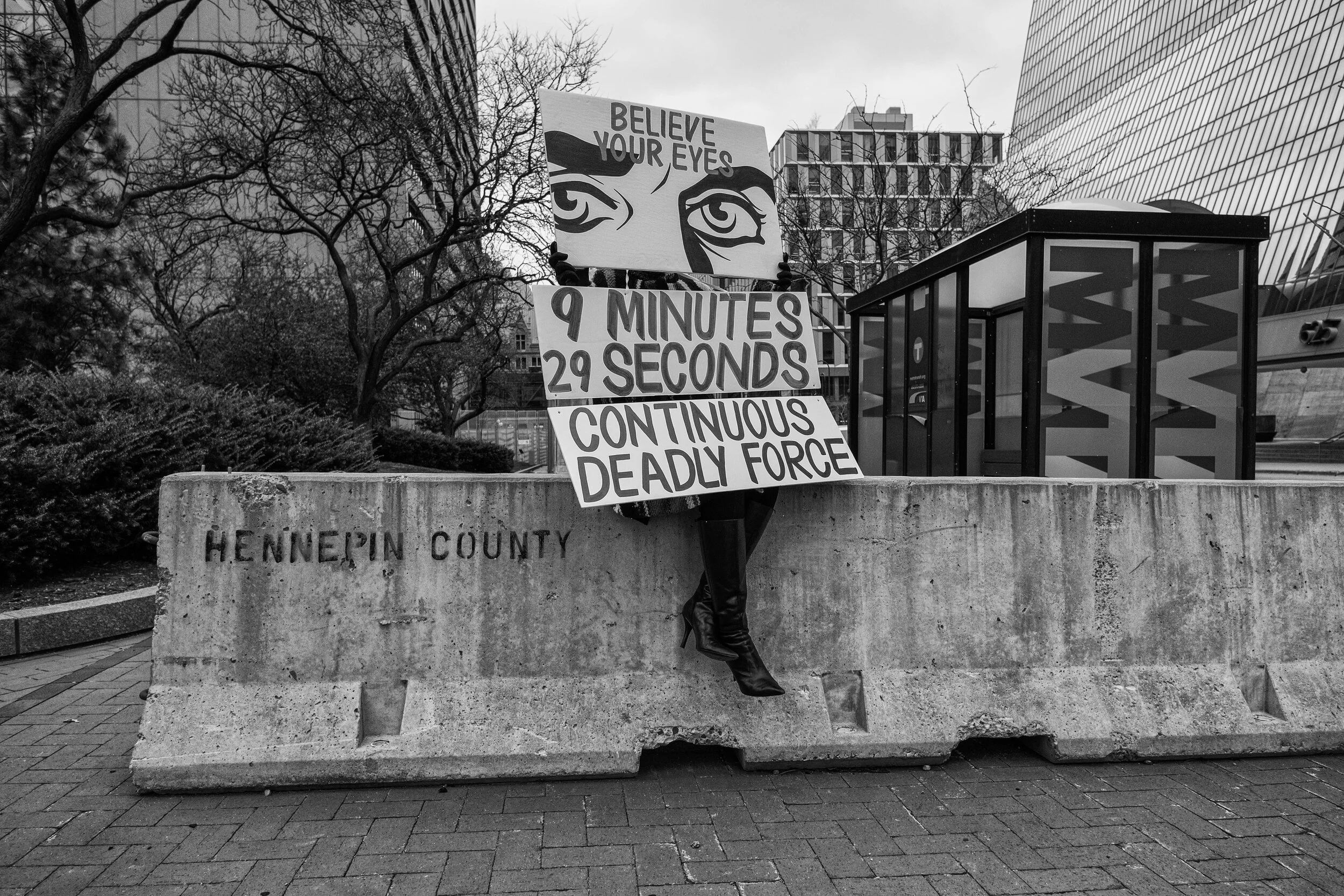 A woman sits near the Hennepin County Government Center in downtown Minneapolis, Minnesota where the deliberation of Derek Chauvin’s murder trial is being held on April 19,2021.  (Seth Herald/Redux Pictures) 