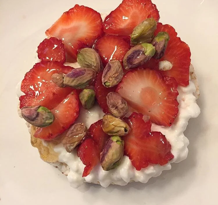 Rice cake, cottage cheese, strawberries, pistachios, honey