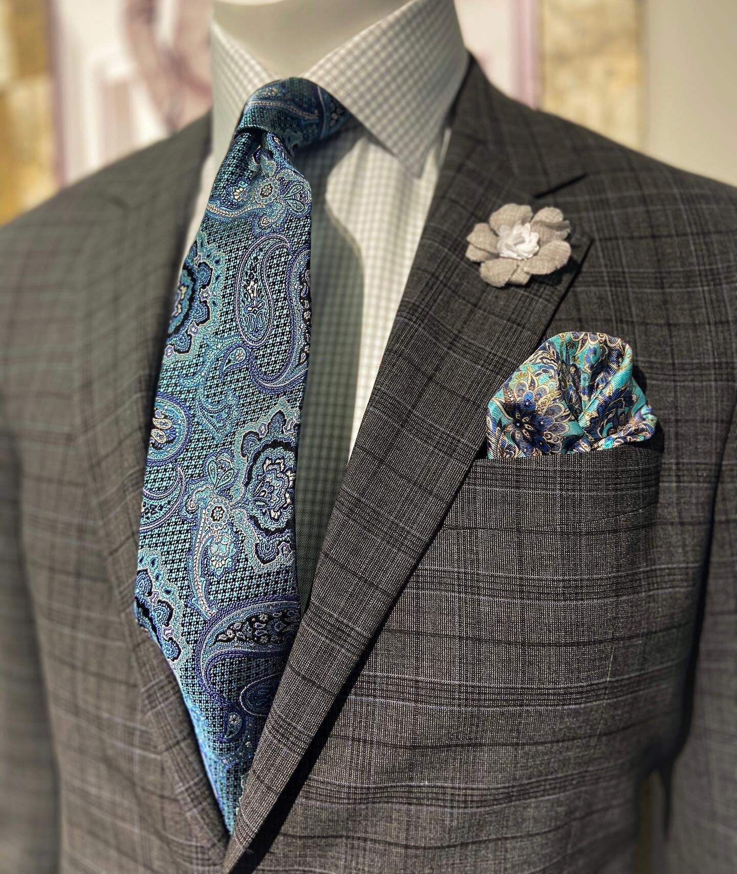Great products makes for brilliant results✔️

This pop of color takes the look even further. 

Available @blainesapparel 

#ohio #cincinnati #cincy #menswear