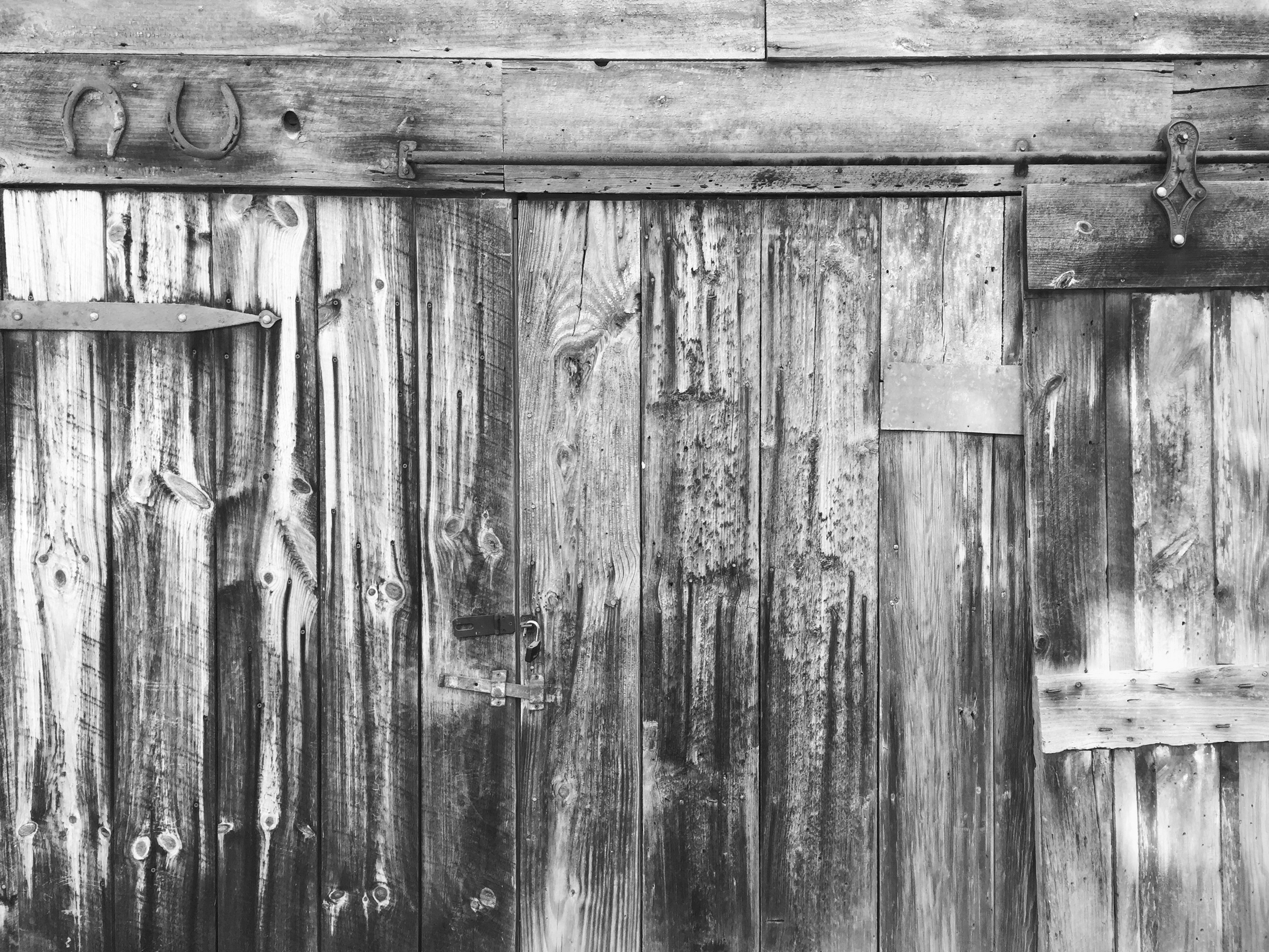 hw-barn_bw.jpg