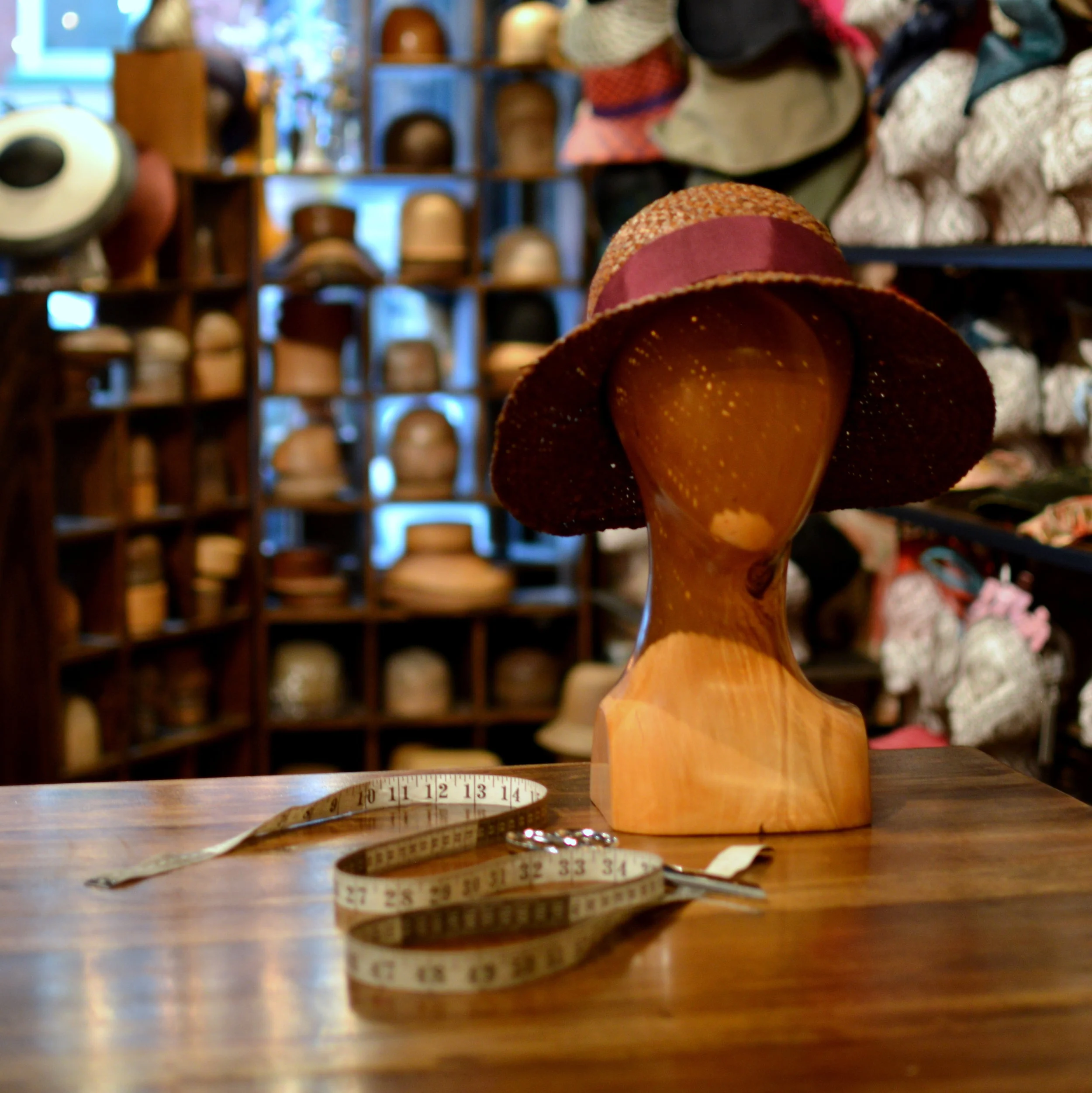 Sybil Sunhat in raffia Symmetrical twenties sunhat in a tobacco colored raffia straw