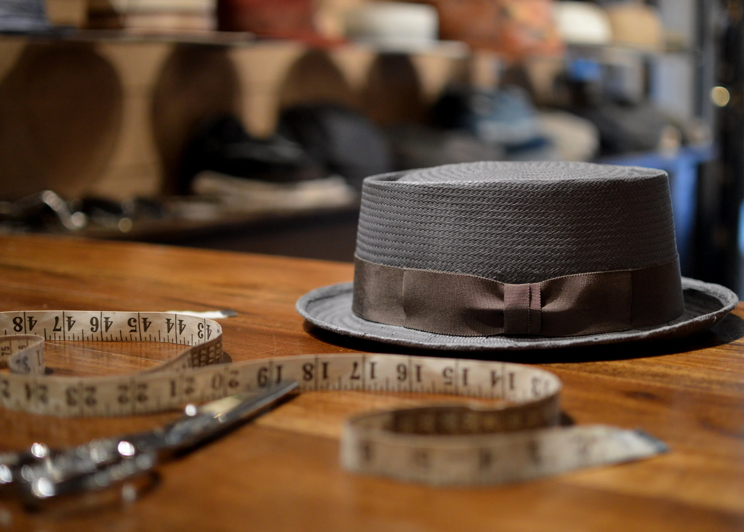 Walt Porkpie in dove grey toyo - A traditional porkpie with a 2inch brim and 3 1/2 inch crown in dove grey toyo and classic tailored bow.