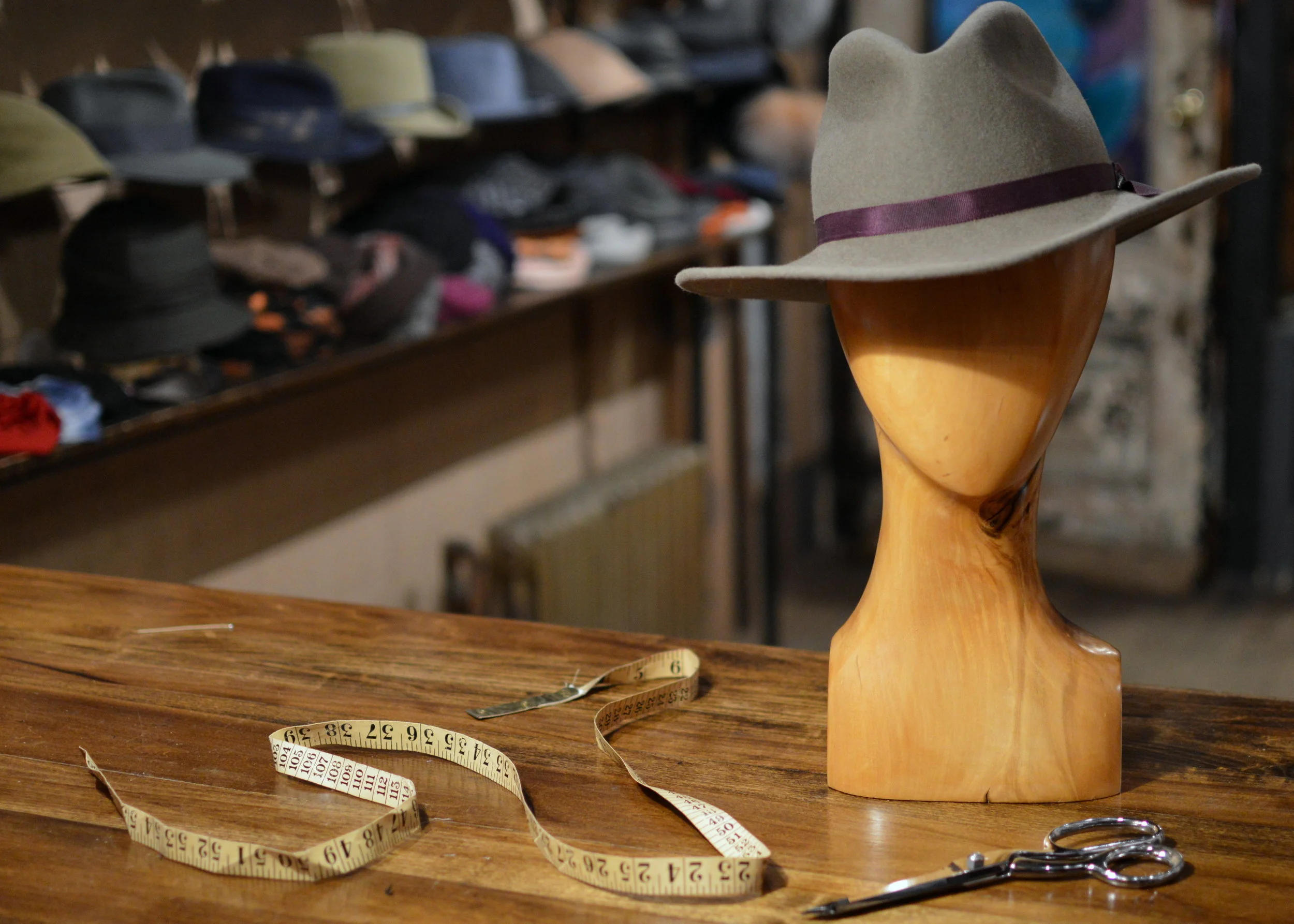 Simple Western style fedora with a curled cowboy brim.
