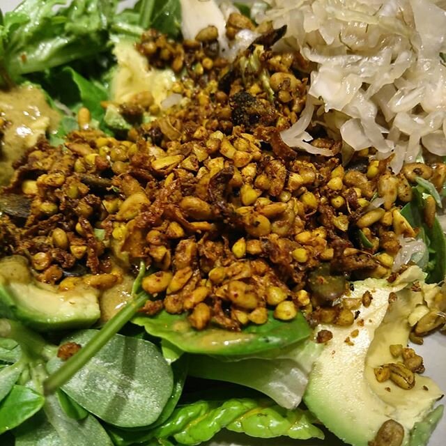 When you spend a bit of time prepping, it means you can throw together the best salads in minutes. Yes, it may also look like I've thrown it together in minutes! 😂 But I can tell you, this was seriously delicious and minimal time in kitchen. 
I have
