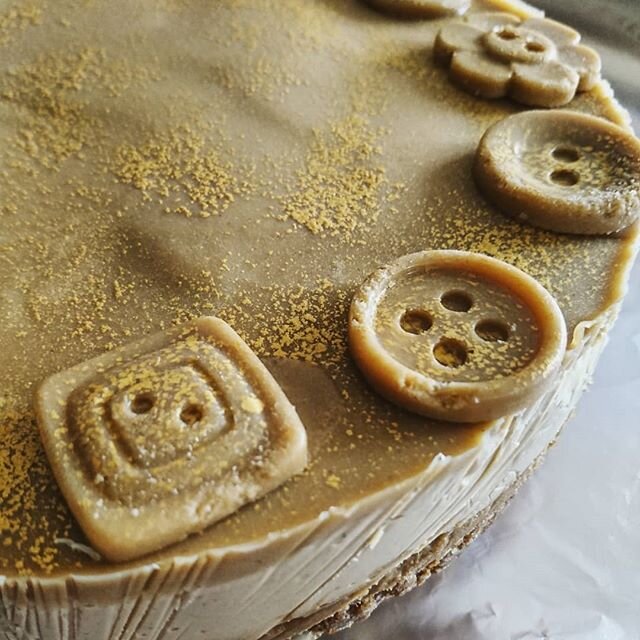 Birthday cake for a special little girl. White chocolate and caramel with pineapple 🍍 lucuma and edible gold dust. Sunshine ☀ in each mouthful. 🎉 🎉 🎉

#rawvegancake
#whitechocolate
#lowsugarcaramel
#organicfortheplanet
#eat2feelgood
💞 
@shumbiar