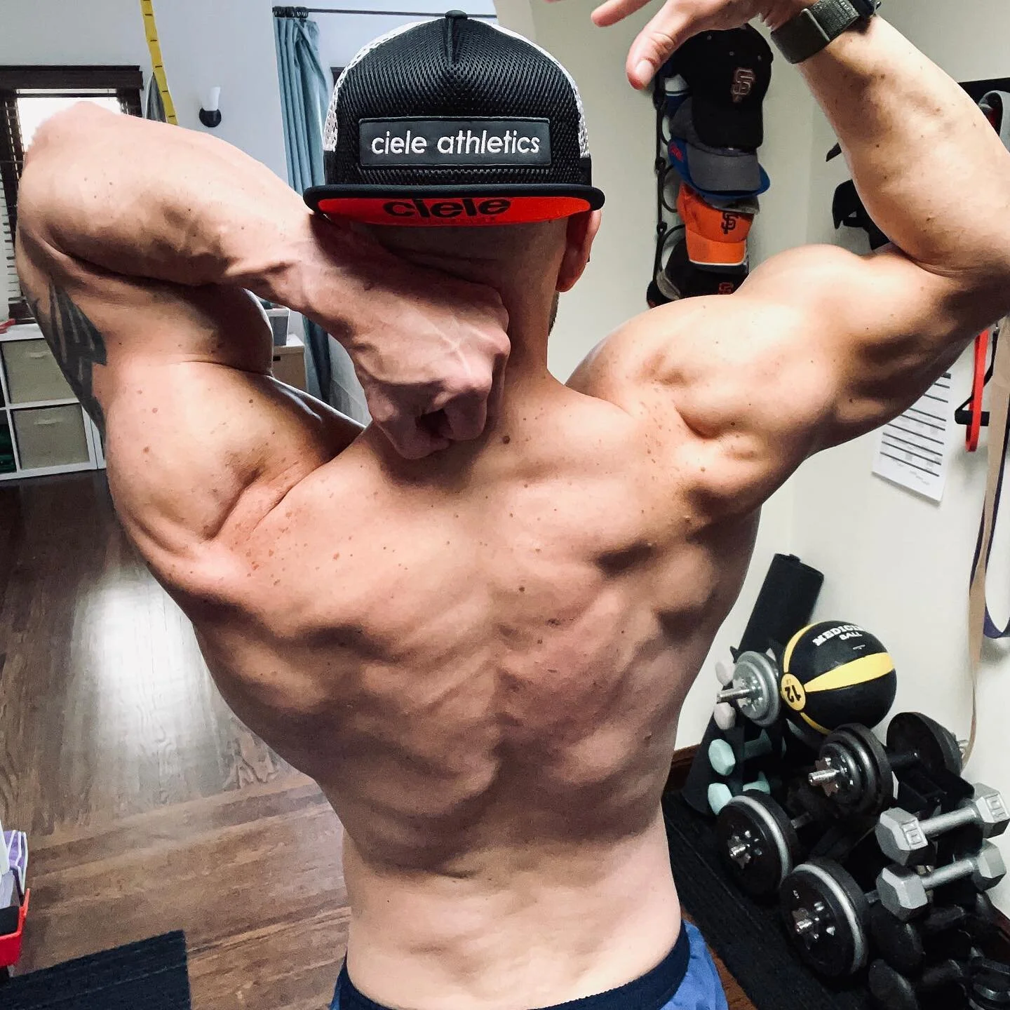 That Friday feeling is BACK.
Have a great weekend everyone 🏆

#naturalbodybuilding #backmuscles #tgif #friyay #newyearresolution