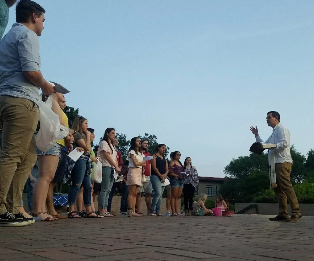  Rev. Todd Salmi preaches an Easter Sermon on the Campus of Texas State,&nbsp;San Marcos. 