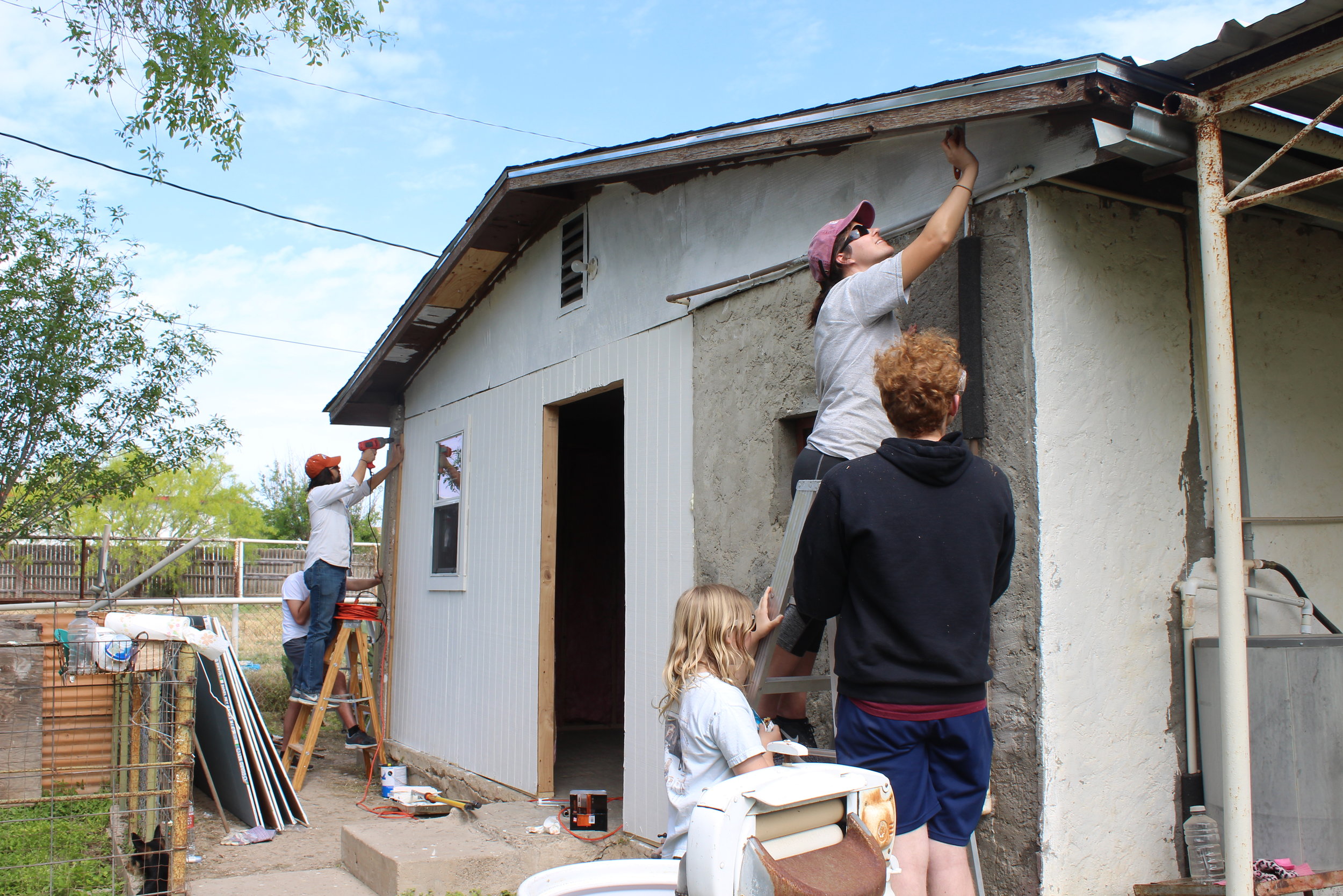  Student from the United Campus Ministry at Texas State repair a home in Eagle Pass. Photos by Consolatrice Nzoya 