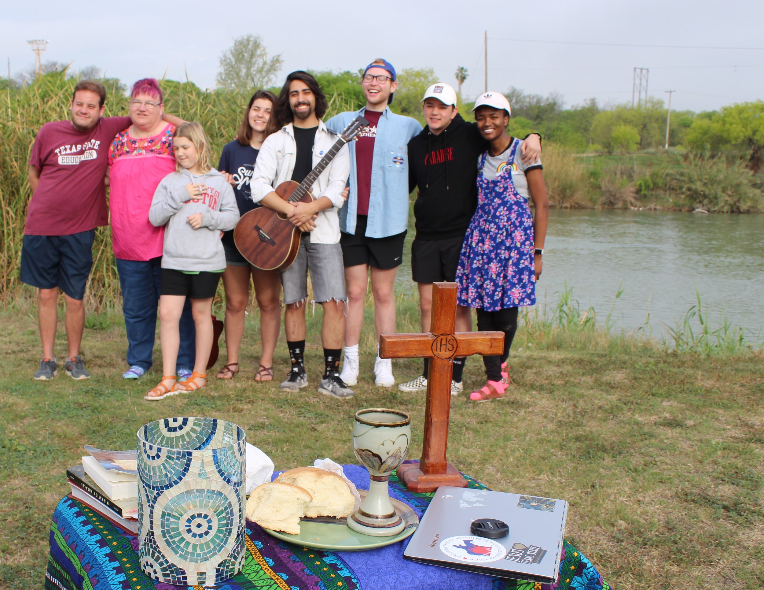  Texas State students lead worship at the Rio Grande River. Photos by Consolatrice Nzoya 