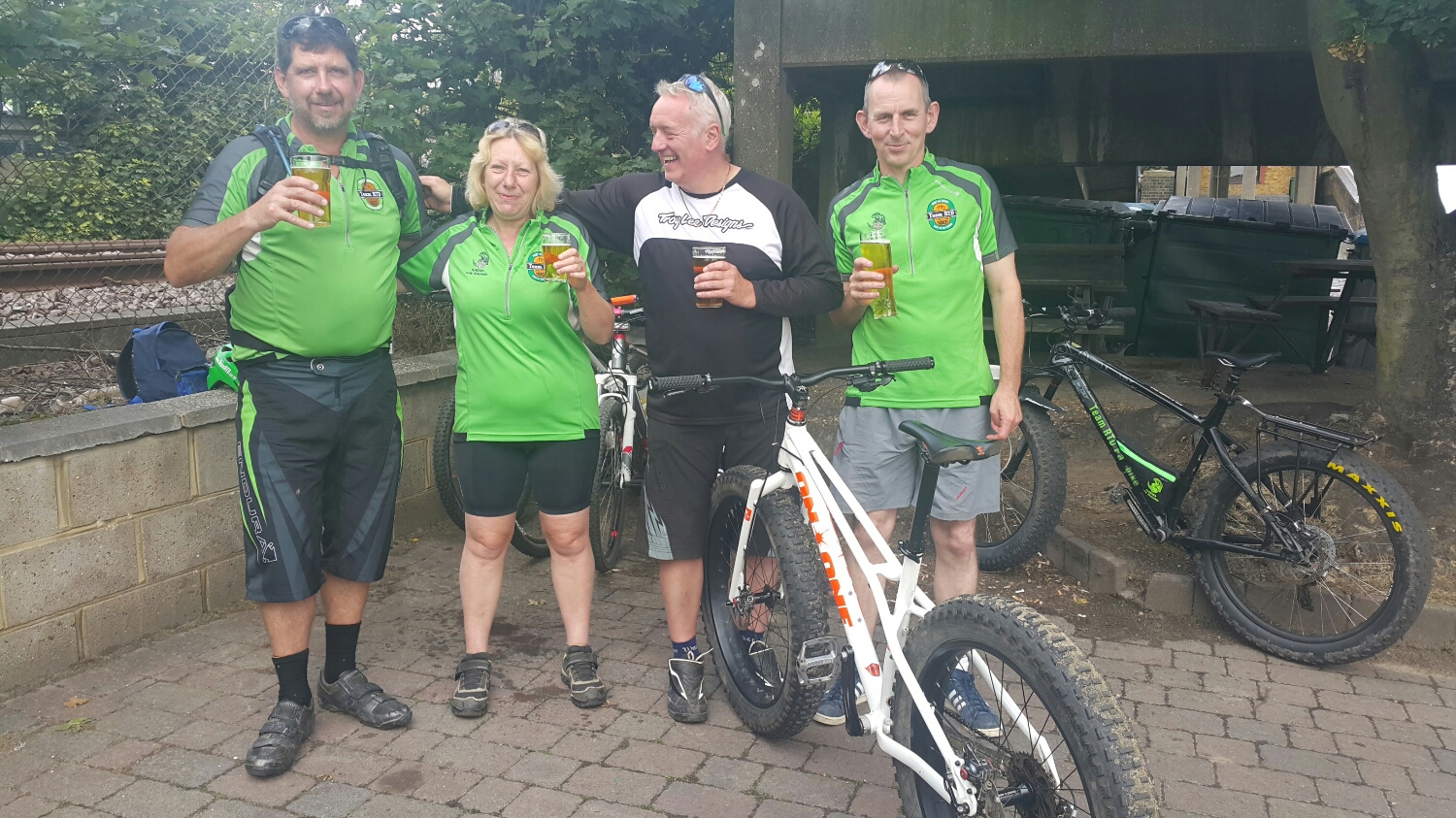 We collared a guy riding past on a On One fatty and dragged it into shot. We lucked in as the pub sold Brew Dog punk by the glass