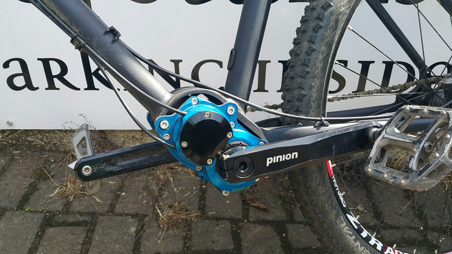 Gearbox operated by a twist shift mech.