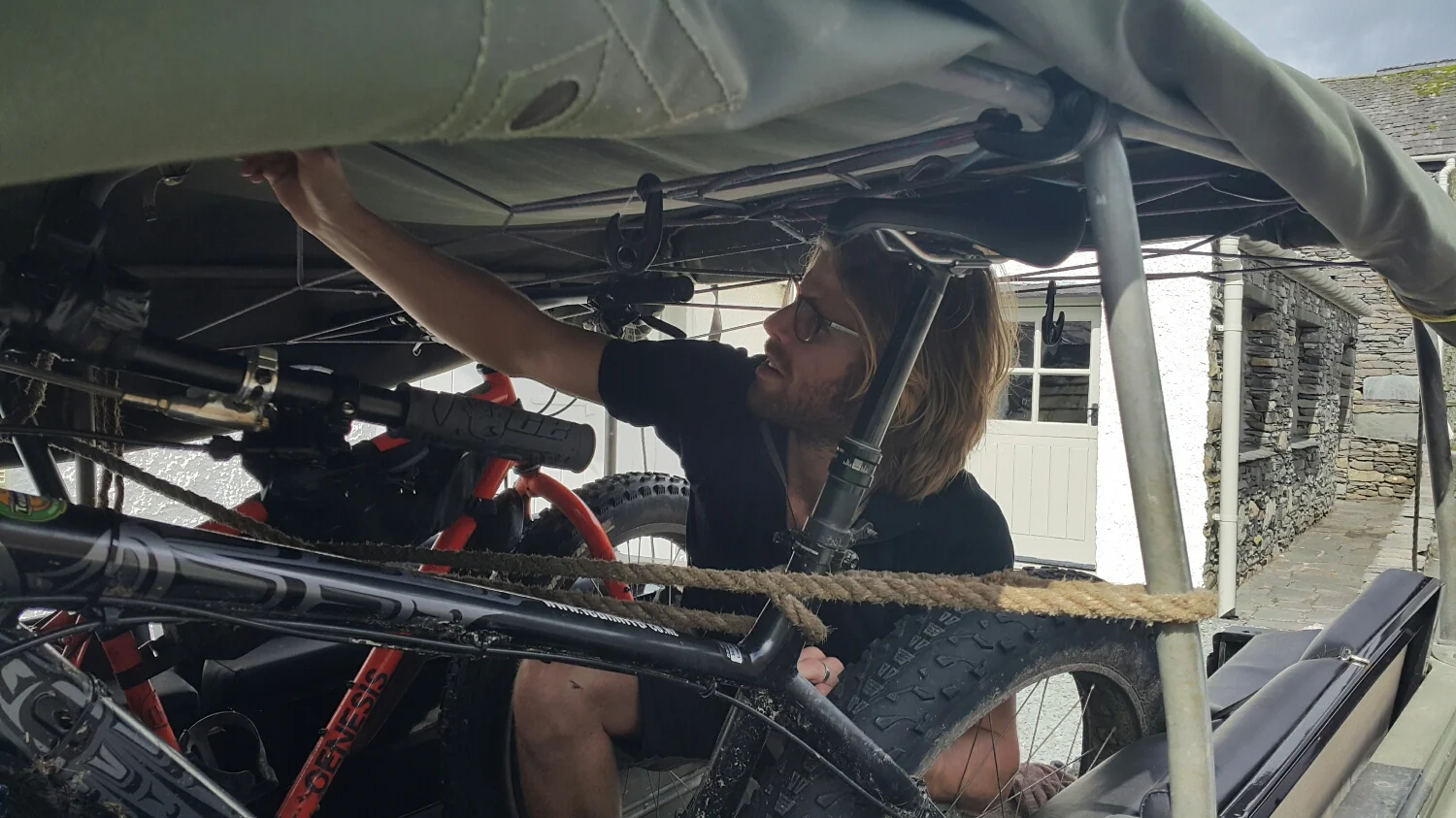 Pete loading the bikes in the 110 ready for our departure. 