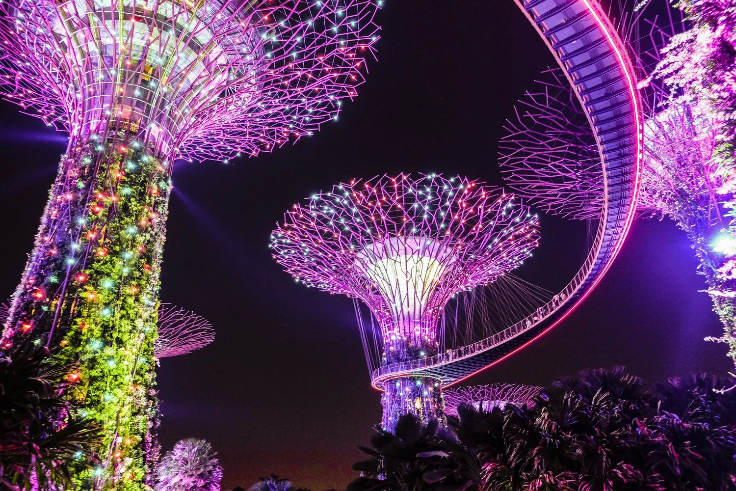 "Glitter, drama, and Alec" episode artwork