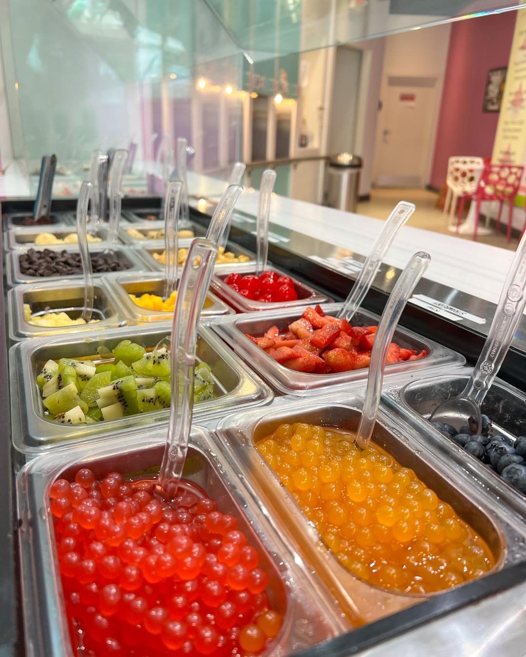Feast your eyes on our toppings bar! 🍨🍓 Which topping would you pick to make your Froyo masterpiece? Comment below! 🌈 #FroyoToppingsChallenge