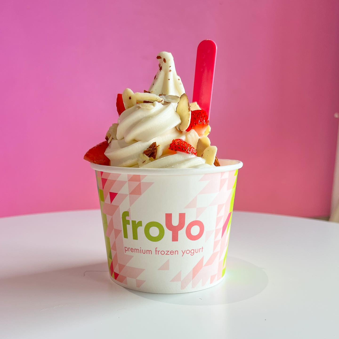 ✨ Satisfy your sweet tooth with a little less sugar! ✨ Our creamy cheesecake flavor has all the taste you love, with less sugar for a guilt-free treat. Top it off with fresh strawberries, a sprinkle of crushed almonds, and a hint of shredded coconut 