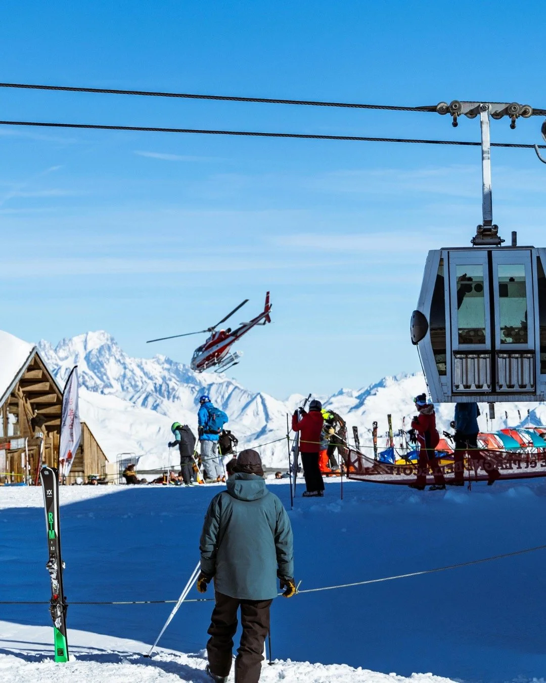 As the new year approaches, it&rsquo;s the perfect time to chase the bucket-list experiences you&rsquo;ve always dreamed of. Here are a few of my favorites: 🌍

Heliskiing ⛷️ - Fly into remote destinations like British Columbia and Argentina to ski p