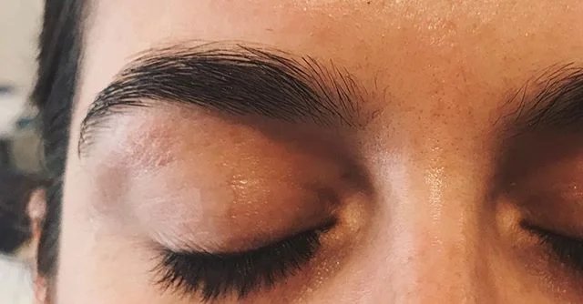 Check out these fluffy dreamboats ☁️ .
.
.
#oloorea #olooreabeauty #olooreasig #brows #featheredbrows #naturalbrows #greenbeauty #cleanbeauty