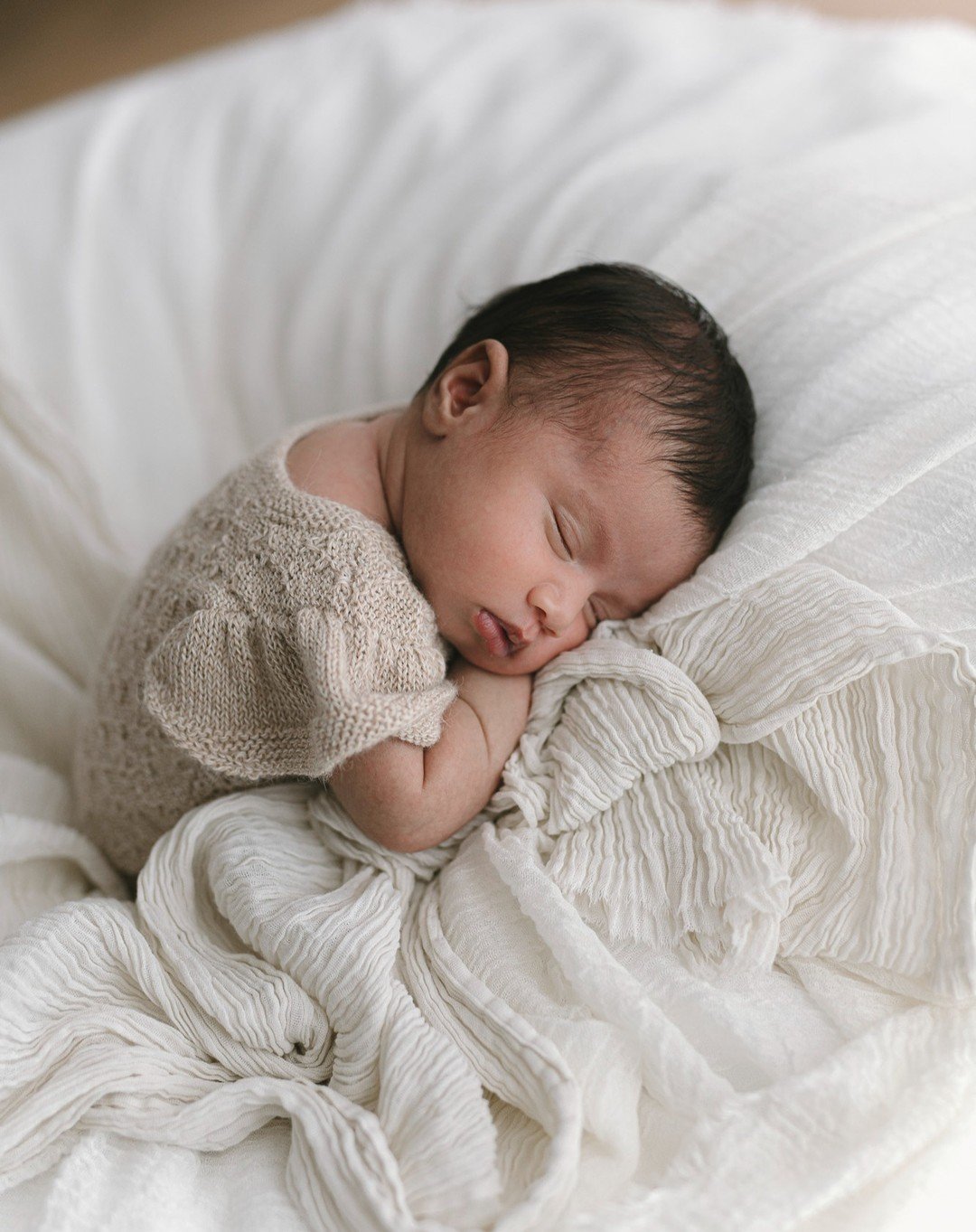 Simply your newborn and my favourite time of the day &hearts;️&hearts;️&hearts;️​​​​​​​​​

Melbourne Maternity &amp; Newborn Photographer / Family-centred sessions / Mothers &amp; Baby Closet / South Morang Studio

www.thefitzroys.com
@thefitzroys

#