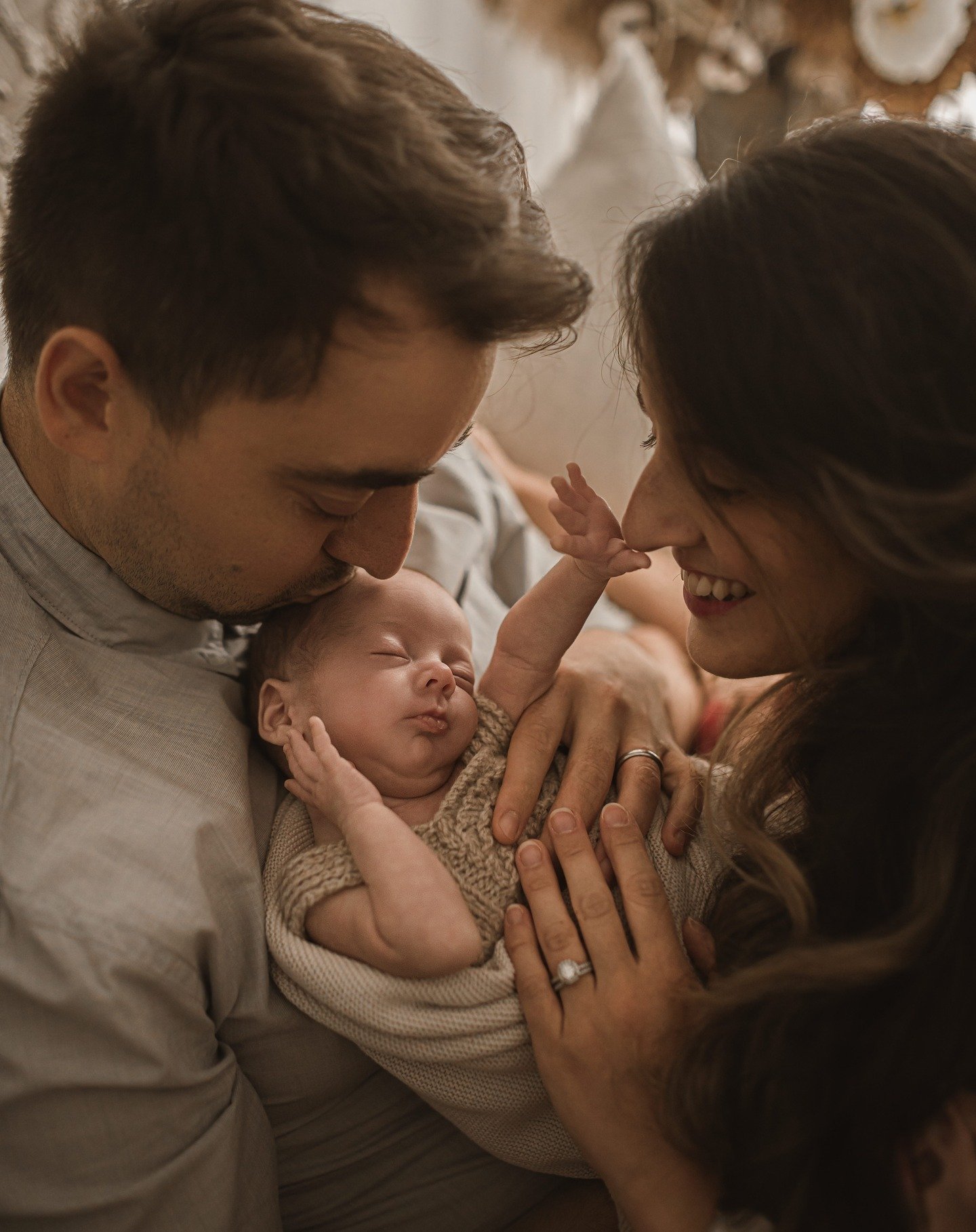 Surrounded by love and joy, peacefully dreaming safe in parents arms &hearts;︎ 

TENDER NEWBORN PHOTOGRAPHY

Melbourne Maternity &amp; Newborn Photographer / Family Sessions / Mother &amp; Baby Closet

📍South Morang Studio
💌DM @thefitzroys
www.thef