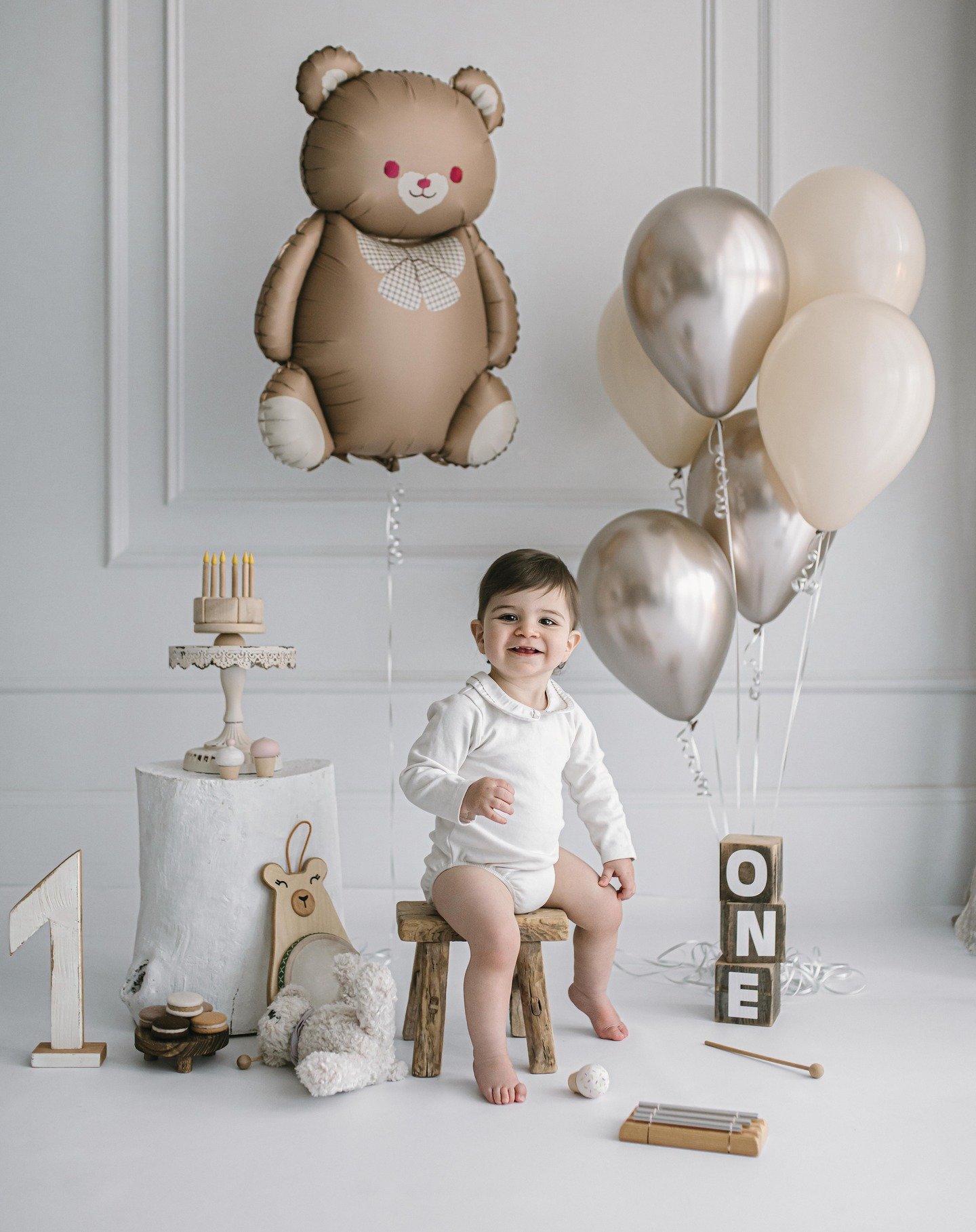 I loooooveeee photographing cute little clients as they grow 🎈&hearts;︎♡︎

Melbourne baby &amp; birthday photographer

📍South Morang Studio
💌DM @thefitzroys
www.thefitzroys.com

#cakesmashmelbourne 
#cakesmashmelbournenorth
#cakesmashphotographerm