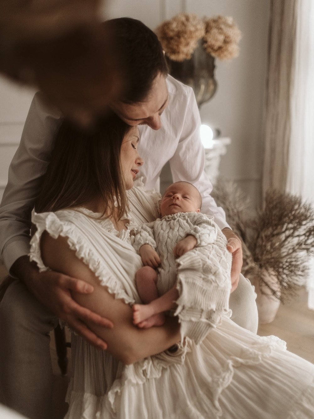 What if your newborn session was intentionally slow and calm? 
What if you didn&rsquo;t need to worry about posing because you trust photographer who gently guides you, so you feel at ease..
Would you mind if your baby spend lots of time in your arms