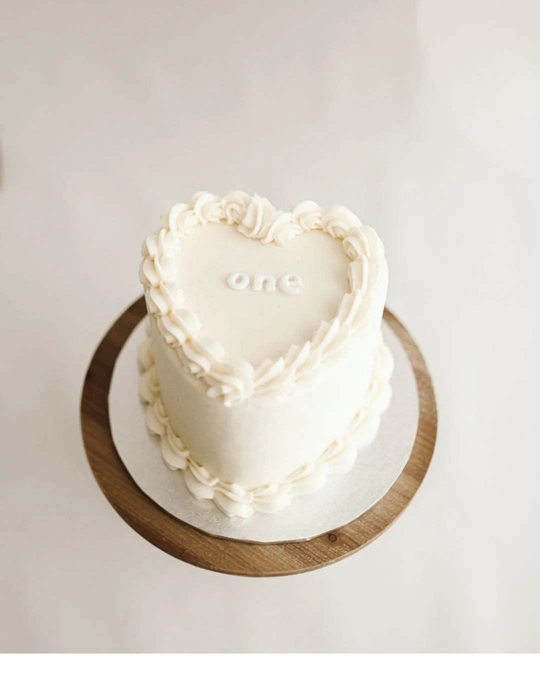 🎂 Little cake. Big personalities. Huge memories. 🤍

Cake Smash Experience is the sweetest way to celebrate your baby turning ONE 🥹✨

What&rsquo;s included:
🤍 Pure fun
🤍 Portraits at play included
🤍 Cake smash 
🤍 Splash time in the tub finale🛁