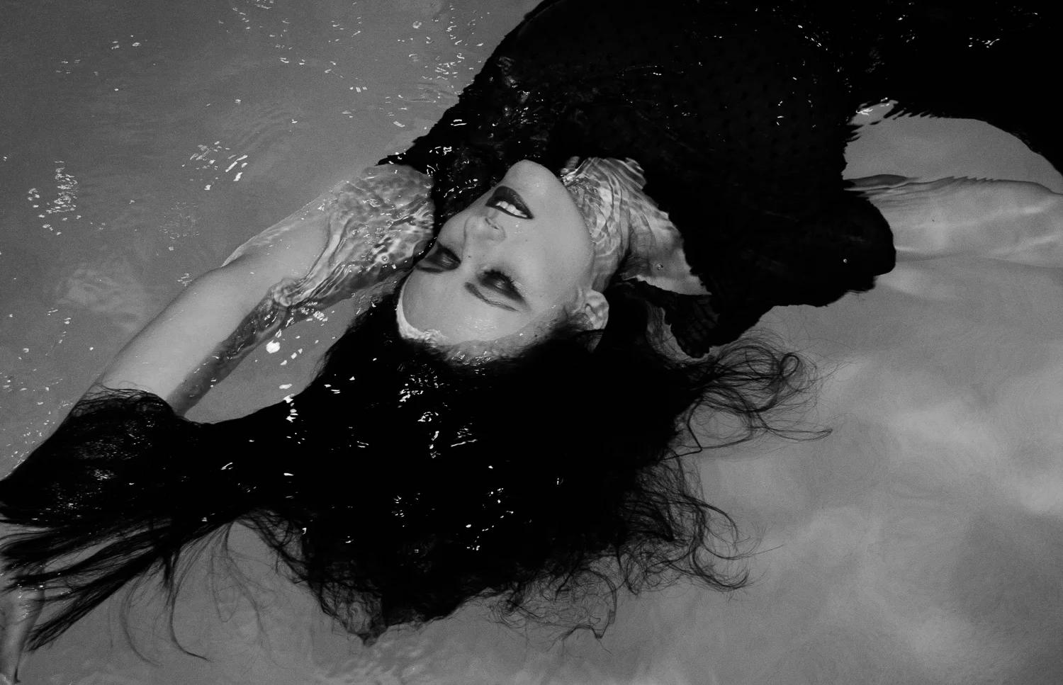 Tara_InThePool-9 copy.jpg