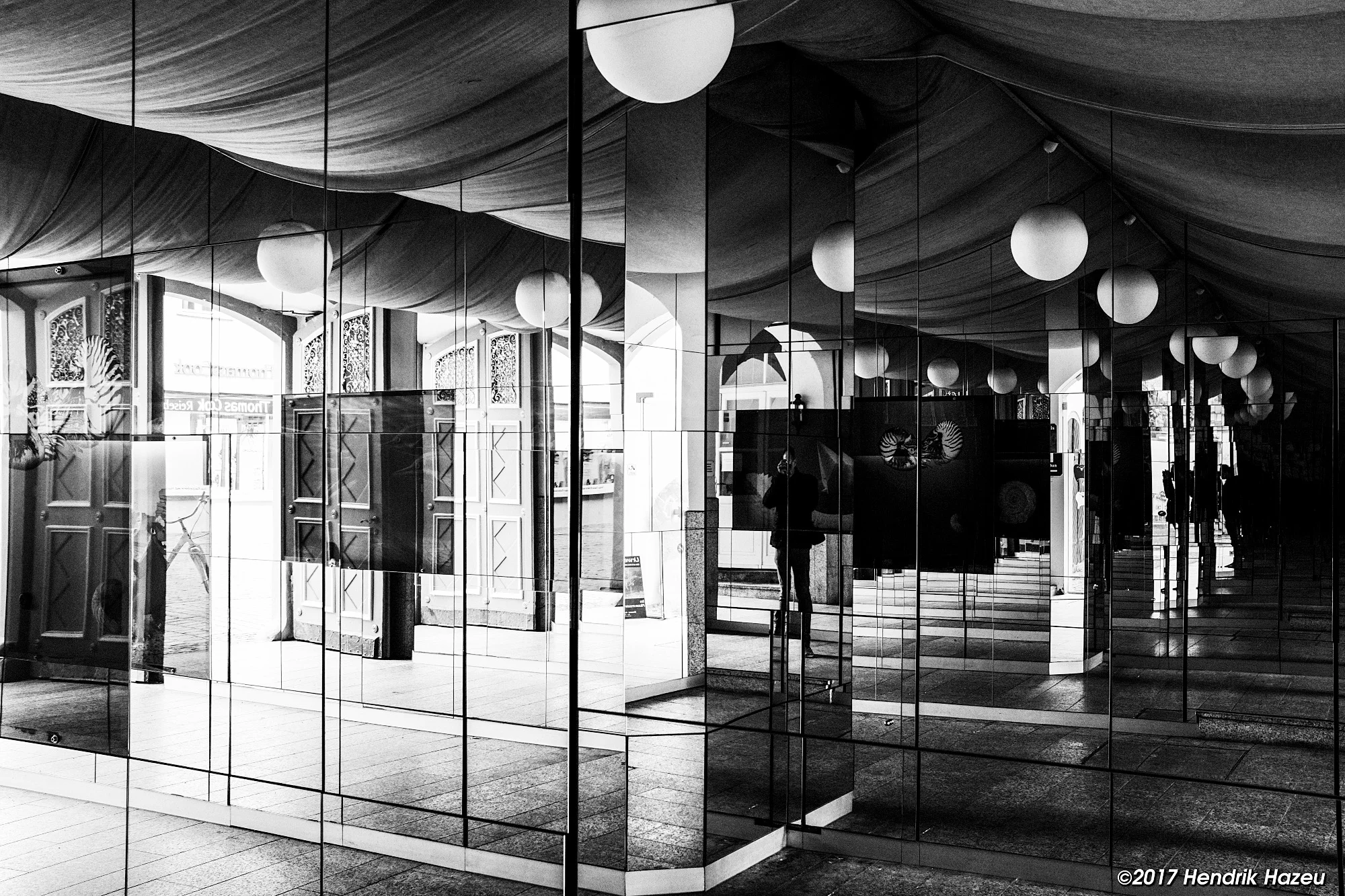 Mirrors on the Walls, seen with Fuji X100F, with 23 mm / f2 @f5.6, 1/60 sec on ACROS-Y