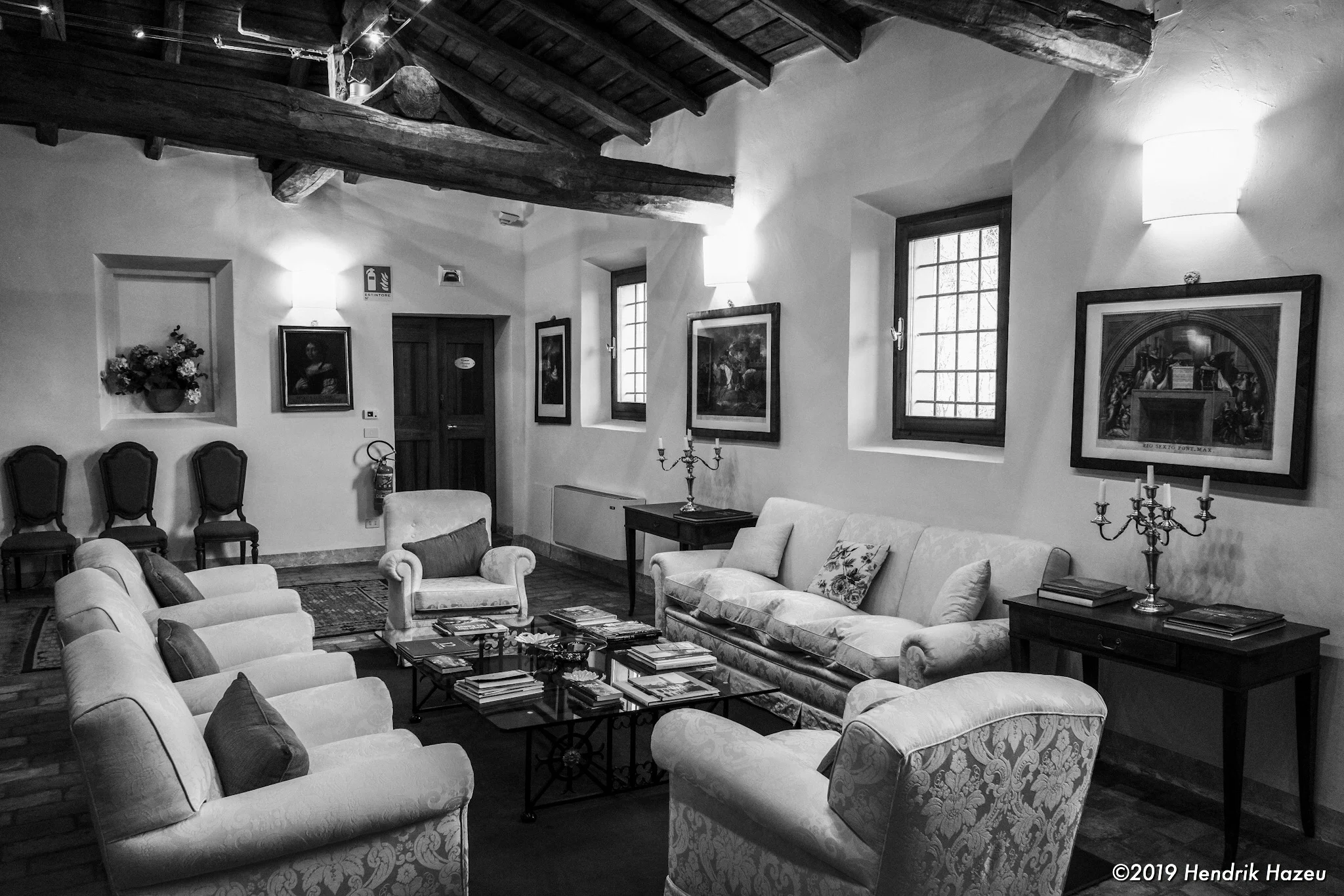 Cà Palazzo Malvasia - a lounge like a private living room, captured with Fuji X-H1 & XF 18 mm @f/5.6, 1/30 sec