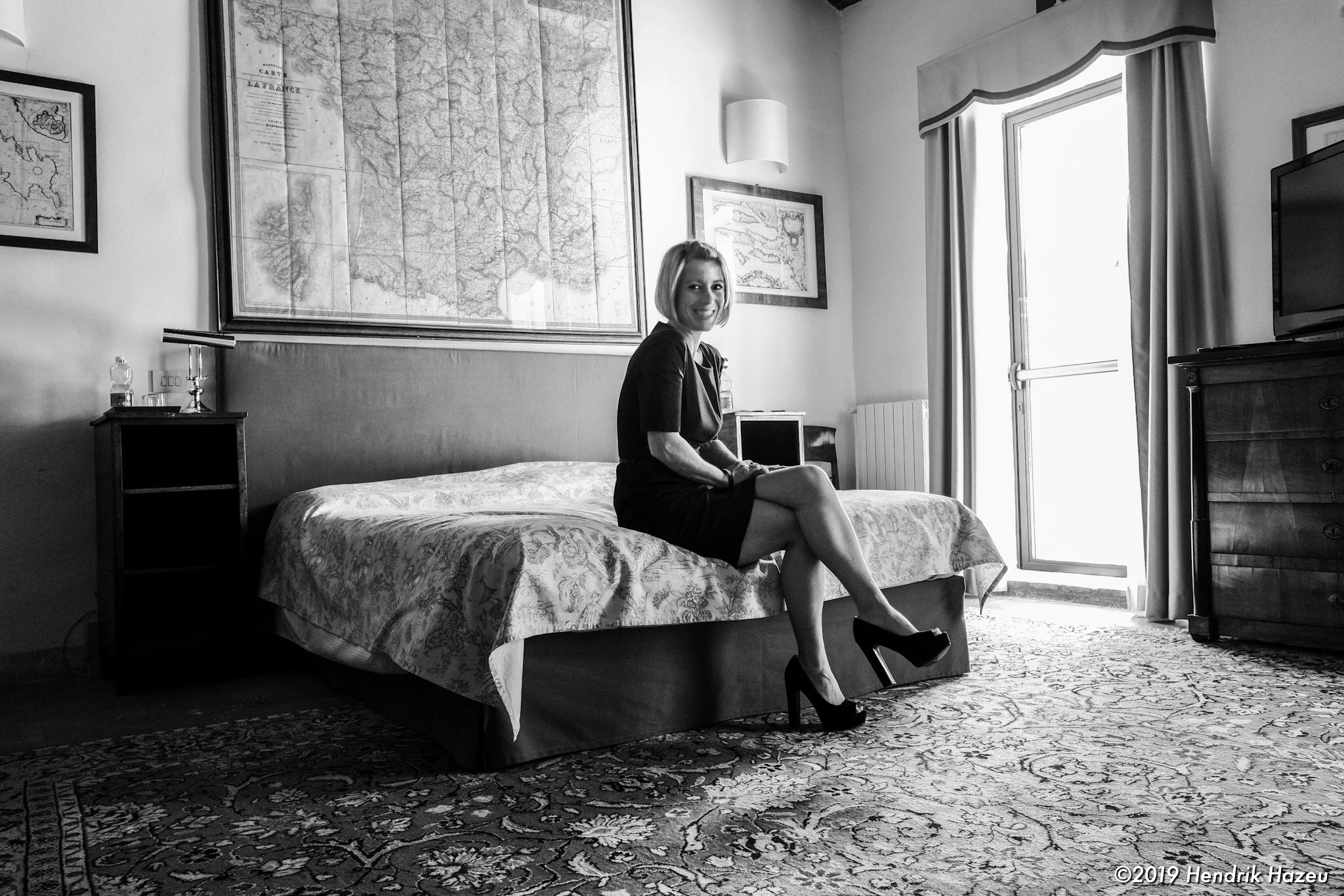 My pretty wife in our nicely decorated room in Cà Palazzo Malvasia: Fuji X-H1 with XF 18 mm @f/4, 1/15 sec