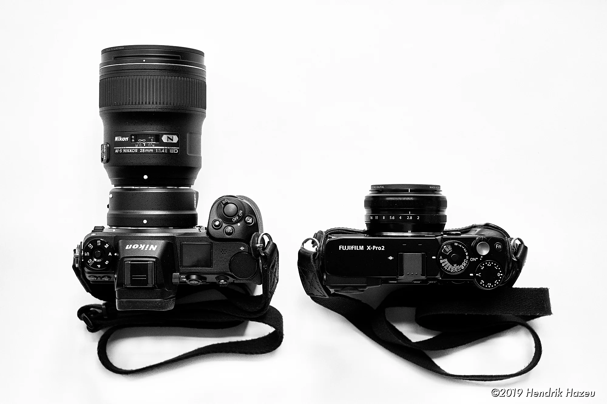 Nikon Z7+FTZ+AF-S 28mm F/1.4E ED = 1.4 Kg / 5250€ vs. Fuji X-Pro2+XF18mm F/2 = 615g / 2300€