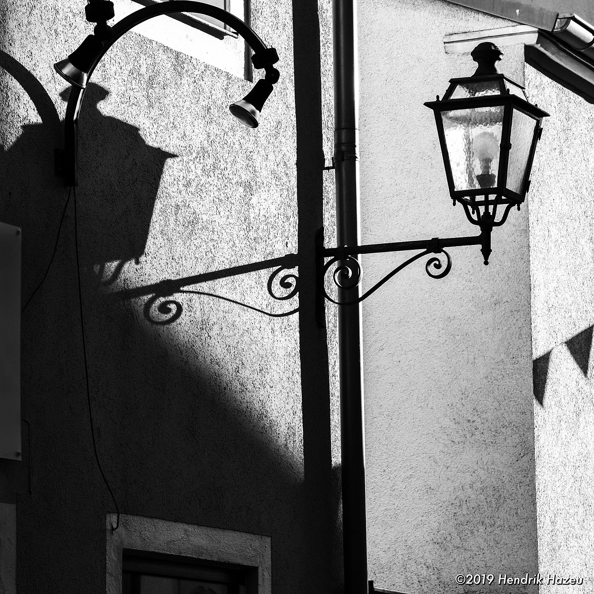 Lantern and its shadow, seen with X-H1 and XF 90mm F/2 @F/8, 1/210 sec, ISO 400