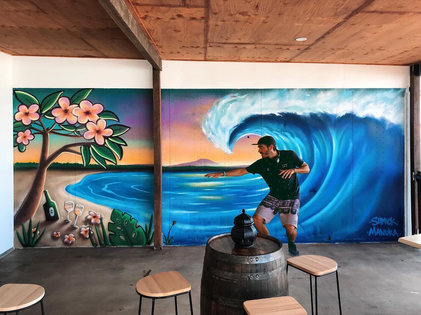 Surfs up! 😆☀️
A fun mural we painted for @katrinasbar1770 🌸

We had such a good time painting up here, it&rsquo;s one of my new favourite towns! 

Thanks for having us! 💙🌊🍹🌈✌️