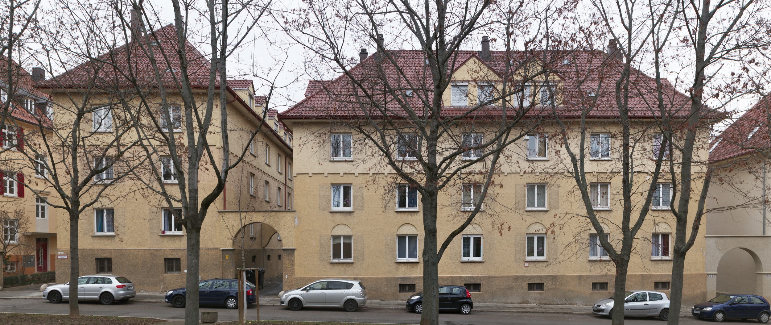 Wie wurde das Gebäude ursprünglich genutzt? Sozialwohnungen Um was für eine Unterkunft handelt es sich? Kommunale Gemeinschaftsunterkunft Wie viele Flüchtlinge können aufgenommen werden? 118 Wie viele Familien leben in der Unterkunft aktuell? (auch wenn sich dies täglich ändern kann) 33 Wie viele Kinder leben in der Unterkunft (unter 16 Jahren)? 51 Wie viele Alleinstehende leben in der Unterkunft? 7 Über wie viele Zimmer verfügt die Unterkunft? 34 3er Zimmer-Wohnungen (inkl. Büro und gemeinnützige Räumlichkeiten) Verfügt die Unterkunft über abgetrennte Wohnbereiche? abgetrennter Schlafbereich/eigenes Appartements/Wohnkabinen.. Ja , eigene, abgeschlossene Wohnungen Wie viele sanitäre Anlagen stehen zur Verfügung? Jede Wohnung verfügt über ein Bad und eine Küche Wie viele Festangestellte arbeiten in der Unterkunft unmittelbar für den Träger? Wie viele ungefähr für externe Unternehmen? 5 Wie viel Sicherheitspersonal arbeitet in der Unterkunft? 0 Wie viele freiwillige Helfer engagieren sich schätzungsweise? Ca. 70 Gibt es Möglichkeiten für Freizeitaktivitäten? Welche Angebote werden rege benutzt? Tischtennisplatte und Trainingshalle in der „Halle“ Gibt es eine eigene Küche, oder wird die Unterkunft von einem Caterer beliefert? Jede Wohnung hat eine eigene Küche Stehen Dolmetscher zur Verfügung? Ein paar wenige Ehrenamtliche Wie ist die Resonanz in der Nachbarschaft? Es gab bisher so gut wie keine Beschwerden, mit Ausnahme des Müllproblems, aber auch dies ist eher irrelevant. Die Bewohner kommen z.T. zu uns in die Unterkunft und bieten ihre Unterstützung an. Außerdem ist im Sommer ein großes Mieterfest geplant, sodass die Flüchtlinge und die anderen Menschen, die hier wohnen, besser in Kontakt miteinander kommen können.