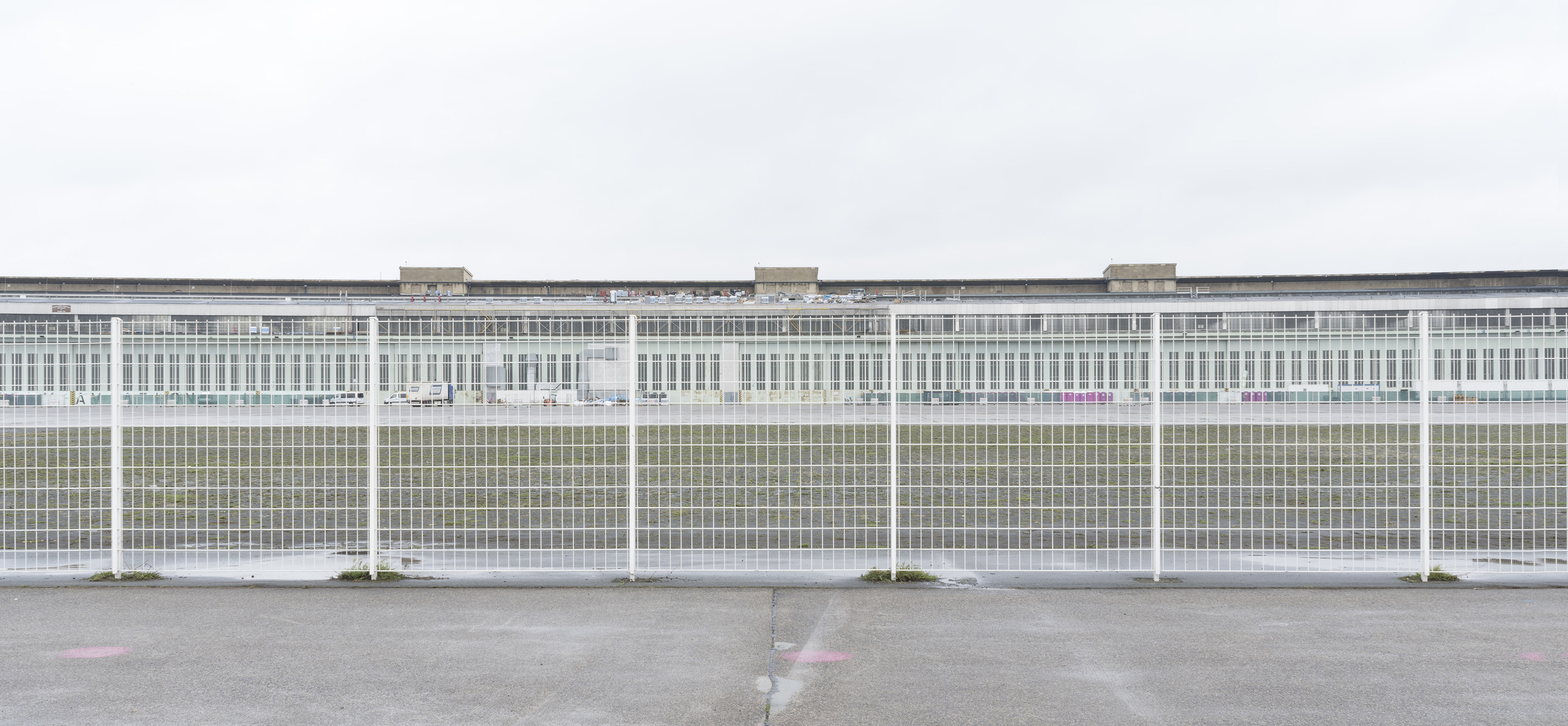 Wie wurde das Gebäude ursprünglich genutzt? Als Flughafen Um was für eine Unterkunft handelt es sich? Notunterkunft Wie viele Flüchtlinge können aufgenommen werden? Derzeit sind 4 Hangar im Betrieb mit einer maximal Kapazität von 2300 Personen. Wie viele Familien leben in der Unterkunft aktuell? (auch wenn sich dies täglich ändern kann) - Wie viele Kinder leben in der Unterkunft (unter 16 Jahren)? 548 Wie viele Alleinstehende leben in der Unterkunft? - Über wie viele Zimmer verfügt die Unterkunft? 2324 Betten und 10 Menschen pro Kabine. - 383 Kabinen Wohnbereiche? abgetrennter Schlafbereich/ eigenes Appartements/Wohnkabinen.. Nein - Die Menschen leben in Kabinen in den Hangars die nach oben offen sind und keine Türen haben. Wie viele sanitäre Anlagen stehen zur Verfügung? 185 Duschen Wie viele Festangestellte arbeiten in der Unterkunft unmittelbar für den Träger? Wie viele ungefähr für externe Unternehmen? 160 (beinhaltet Verwaltung, Sozialarbeit, Beherbergung, 1 Sicherheitsmitarbeiter Wie viel Sicherheitspersonal arbeitet in der Unterkunft? 90 Wie viele freiwillige Helfer engagieren sich schätzungsweise? 100 täglich Gibt es Möglichkeiten für Freizeitaktivitäten? Welche Angebote werden rege benutzt? Ja, viele Organisationen und Ehrenamtliche bieten Freizeitaktivitäten an. Gibt es eine eigene Küche, oder wird die Unterkunft von einem Caterer beliefert? Die Unterkunft wird von einem Caterer beliefert Stehen Dolmetscher zur Verfügung? Ja Wie ist die Resonanz in der Nachbarschaft? Die Resonanz der Nachbarschaft ist positiv bis neutral. Aufgrund der doch isolierten Lage aufgrund des Gebäudes an sich, ist der direkte Kontakt mit der Nachbarschaft gering. Der Flughafen grenzt an kein Wohngebiet.