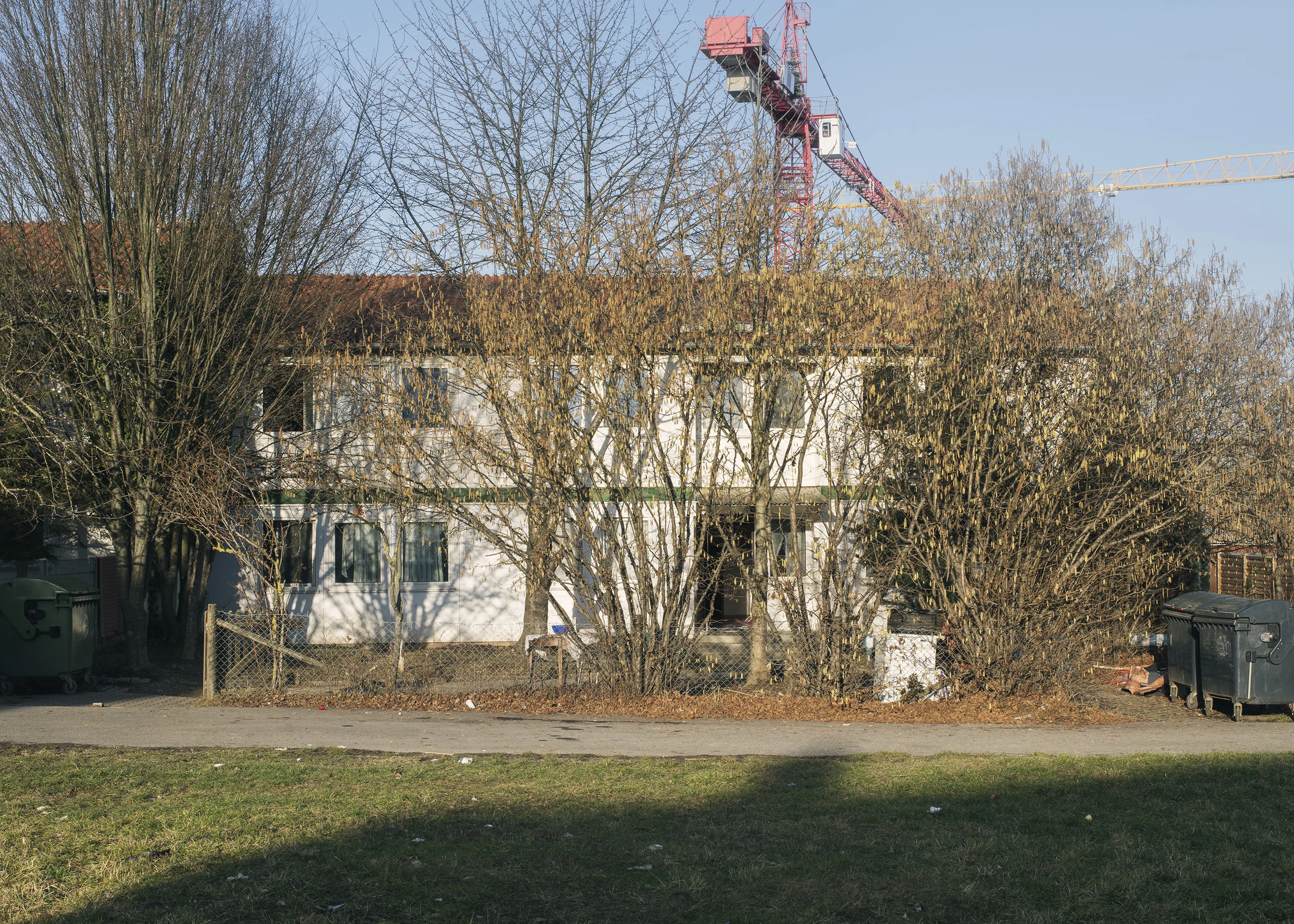 Wie wurde das Gebäude ursprünglich genutzt? Als Provisorium für die BalkanFlüchtlinge vor 25 Jahren errichtet Um was für eine Unterkunft handelt es sich? Kommunale Gemeinschaftsunterkunft Wie viele Flüchtlinge können aufgenommen werden? Im Wohnheim befinden sich 27 Personen Wie viele Familien leben in der Unterkunft aktuell? 1 Wie viele Kinder leben in der Unterkunft (unter 16 Jahren)? 10 Kinder Wie viele Alleinstehende leben in der Unterkunft? 12 Alleinstehende Personen Über wie viele Zimmer verfügt die Unterkunft? 13 Verfügt die Unterkunft über abgetrennte Wohnbereiche? abgetrennter Schlafbereich/eigenes Appartements/Wohnkabinen.. Das gesamte EG wird von einer Familie bewohnt. Im 1. OG gibt es eine Gemeinschaftsküche und Bad Wie viele sanitäre Anlagen stehen zur Verfügung? Drei Bäder mit je einer Dusche / drei Toiletten Wie viele Festangestellte arbeiten in der Unterkunft unmittelbar für den Träger? Wie viele ungefähr für externe Unternehmen? 1 Wie viel Sicherheitspersonal arbeitet in der Unterkunft? 0 Wie viele freiwillige Helfer engagieren sich schätzungsweise? 1 Gibt es Möglichkeiten für Freizeitaktivitäten? Welche Angebote werden rege benutzt? Innenhof, Wiese vor der Tür und Garten Gibt es eine eigene Küche, oder wird die Unterkunft von einem Caterer beliefert? Alle kochen für sich selber Stehen Dolmetscher zur Verfügung? Nein Wie ist die Resonanz in der Nachbarschaft? Aufmerksam kritisch, aber nicht problematisch