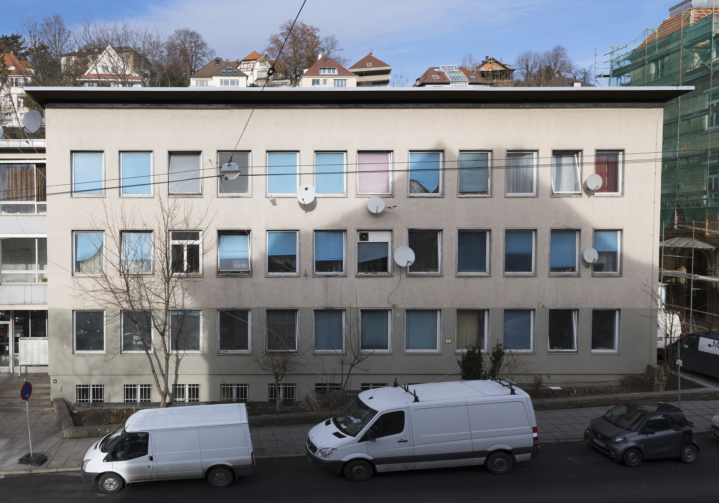 Wie wurde das Gebäude ursprünglich genutzt? Ehemaliges Gesundheitsamt Um was für eine Unterkunft handelt es sich? Kommunale Gemeinschaftsunterkunft Wie viele Flüchtlinge können aufgenommen werden? 72 Wie viele Familien leben in der Unterkunft aktuell? (auch wenn sich dies täglich ändern kann) 7 Wie viele Kinder leben in der Unterkunft (unter 16 Jahren)? 10 Wie viele Alleinstehende leben in der Unterkunft? 45 Über wie viele Zimmer verfügt die Unterkunft? 30 Zimmer Verfügt die Unterkunft über abgetrennte Wohnbereiche? abgetrennter Schlafbereich/eigenes Appartements/Wohnkabinen.. Gemeinschaftsküchen und -bäder Verfügt die Unterkunft über abgetrennte Wohnbereiche? abgetrennter Schlafbereich/eigenes Appartements/Wohnkabinen.. Gemeinschaftlich genutzte sanitäre Anlagen auf jedem Stockwerk Wie viele Festangestellte arbeiten in der Unterkunft unmittelbar für den Träger? Wie viele ungefähr für externe Unternehmen? 2 Wie viel Sicherheitspersonal arbeitet in der Unterkunft? 0 Wie viele freiwillige Helfer engagieren sich schätzungsweise? 8 bis 10 Gibt es Möglichkeiten für Freizeitaktivitäten? Welche Angebote werden rege benutzt? Ja, über Ehrenamtliche Gibt es eine eigene Küche, oder wird die Unterkunft von einem Caterer beliefert? Gemeinschaftsküchen Stehen Dolmetscher zur Verfügung? Nein Wie ist die Resonanz in der Nachbarschaft? Verhalten, aber es besteht Kontakt, u.a. über die von Ehrenamtliche angebotenen Aktivitäten