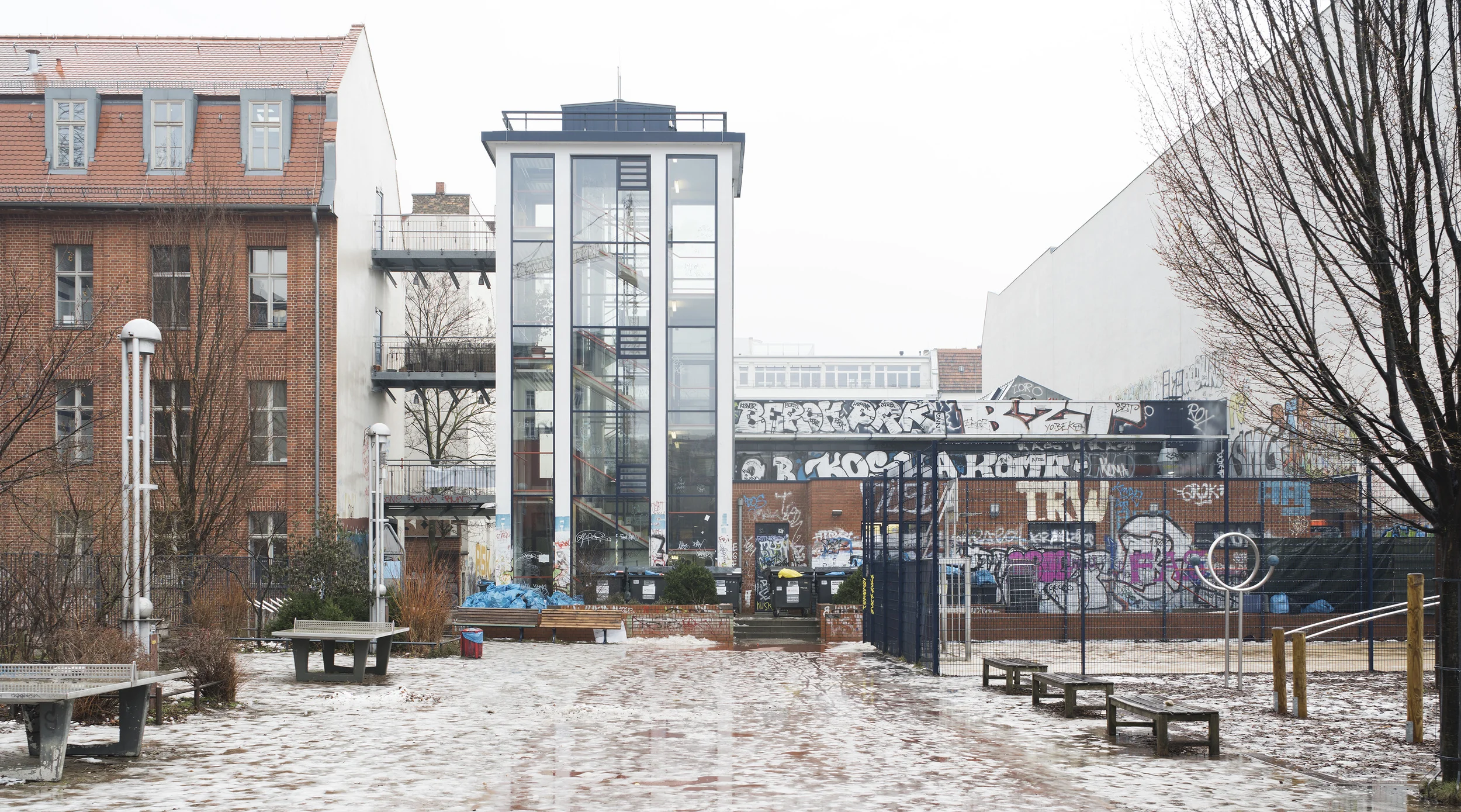 Wie wurde das Gebäude ursprünglich genutzt? Als Turnhalle einer Grundschule Um was für eine Unterkunft handelt es sich? Notunterkunft Wie viele Flüchtlinge können aufgenommen werden? ca. 200 (derzeit 164) Wie viele Familien leben in der Unterkunft aktuell? (auch wenn sich dies täglich ändern kann) ca. 15 Wie viele Kinder leben in der Unterkunft (unter 16 Jahren)? 34 Wie viele Alleinstehende leben in der Unterkunft? ca. 100 Über wie viele Zimmer verfügt die Unterkunft? Es gibt leider keine Zimmer, aber durch Holzwände abgetrennte Räume/ Bereiche Verfügt die Unterkunft über abgetrennte Wohnbereiche? abgetrennter Schlafbereich/eigenes Appartements/Wohnkabinen.. Wir haben einen Bereich für Familien, und einen Bereich für die alleinstehenden Männer Drei Bäder mit je einer Dusche / drei Toiletten Wie viele sanitäre Anlagen stehen zur Verfügung? Je drei Duschen für Frauen und Männer und je drei Toiletten für die Männer und Frauen Wie viele Festangestellte arbeiten in der Unterkunft unmittelbar für den Träger? Wie viele ungefähr für externe Unternehmen? 6 Vollzeit und 3 Wirtschaftskräfte Wie viel Sicherheitspersonal arbeitet in der Unterkunft? 6 Sicherheitsmänner, immer 3 anwesend Wie viele freiwillige Helfer engagieren sich schätzungsweise? Facebook-Gruppe: 2300 regelmäßig aktiv: ca. 200 Gibt es Möglichkeiten für Freizeitaktivitäten? Welche Angebote werden rege benutzt? Ja, ehrenamtlich wird angeboten: Yoga für Frauen, Fußball, Frauencafé mit Deutschunterricht und Kinderbetreuung, Deutschunterricht, Häkelkurs, Nähwerkstatt, Tee & Brettspiele, Kulturveranstaltungen, Nachbarschaftscafé, Familiensport usw. Gibt es eine eigene Küche, oder wird die Unterkunft von einem Caterer beliefert? Caterer und Teeküche mit Angebot aus Spenden Stehen Dolmetscher zur Verfügung? Ja, ehrenamtlich. Und einige Bewohner dolmetschen mit Englisch Wie ist die Resonanz in der Nachbarschaft? Sehr gut. In der Facebook-Gruppe sind über 2300 Mitglieder angemeldet. Die Spendenbereitschaft ist sehr hoch und das Klima im Kiez sehr gut.