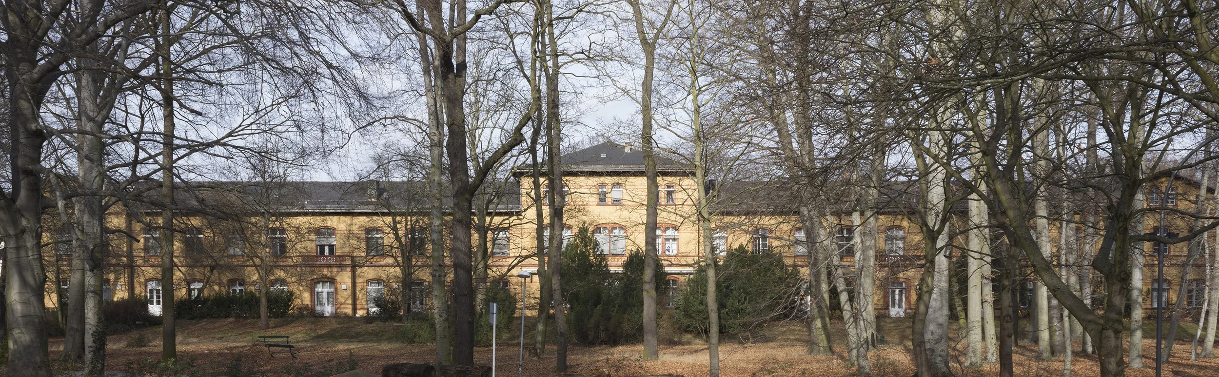 Wie wurde das Gebäude ursprünglich genutzt? Ursprünglich Krankenhaus, dann Büro, jetzt wir Um was für eine Unterkunft handelt es sich? Notunterkunft Wie viele Flüchtlinge können aufgenommen werden? 200 Wie viele Familien leben in der Unterkunft aktuell? (auch wenn sich dies täglich ändern kann) Ca 58 Familien Wie viele Kinder leben in der Unterkunft (unter 16 Jahren)? Derzeitig 68 Kinder Über wie viele Zimmer verfügt die Unterkunft? 62 Bewohnerzimmer, 1 Aufenthaltsraum, 1 Kinderbereich, 1 Bastelzimmer, Büroräume Verfügt die Unterkunft über abgetrennte Wohnbereiche? abgetrennter Schlafbereich/eigenes Appartements/Wohnkabinen.. Eigene Zimmer Wie viele sanitäre Anlagen stehen zur Verfügung? Wir erfüllen die vorgegebenen Standards. Wie viele Festangestellte arbeiten in der Unterkunft unmittelbar für den Träger? Wie viele ungefähr für externe Unternehmen? 8 Mitarbeiter, 1xReinigung,1,5 Facility Management und 3 Sicherheitsdienst Wie viel Sicherheitspersonal arbeitet in der Unterkunft? 1 Brandläufern und 2 Wachschutz Wie viele freiwillige Helfer engagieren sich schätzungsweise? Diese Frage lässt sich nicht beantworten, da das niemand erfasst. Man kann nur schätzen, außerdem geht es hier auf und ab, mal mehr, mal weniger. Im Schnitt hat jeder Unterstützerkreis ca. 150 Interessierte und davon 30 im festen Kern. Gibt es Möglichkeiten für Freizeitaktivitäten? Welche Angebote werden rege benutzt? 3 Computerarbeitsplätze für Bewohner. Große Parkanlage auf dem Gelände Fußball durch Verein, wird sehr gut genutzt. Einmal die Woche ist Bastelnachmittag wird sehr gerne von den Kindern genutzt. Verschiedene andere Vereine bieten: Nähkurs, Fahrradwerkstatt- Sprachförderung Gibt es eine eigene Küche, oder wird die Unterkunft von einem Caterer beliefert? Catering und Selbstversorgung haben wir in unserer Unterkunft Stehen Dolmetscher zur Verfügung? Nein. Es gibt Freiwillige, die manchmal Sprachkenntnisse haben, außerdem gibt es unter den Bewohnern auch Sprachkundige, die helfen können. Unser Personal ist multilingual aufgestellt. Wie ist die Resonanz in der Nachbarschaft? Sehr positiv, großer Unterstützerkreis, sehr variantenreiche Angebote.