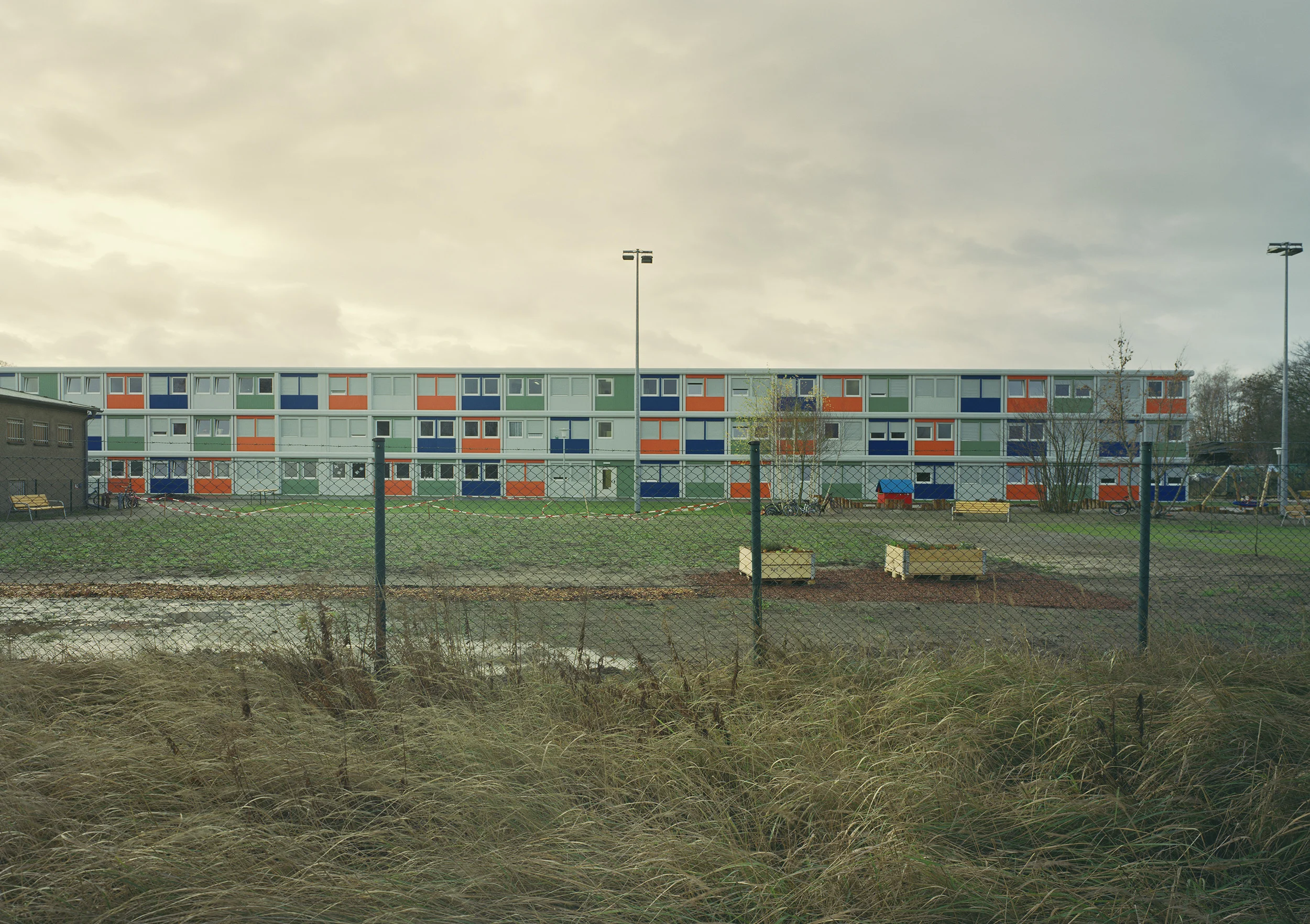 Wie wurde das Gebäude ursprünglich genutzt? Containerbau wurde für diesen Zweck errichtet Um was für eine Unterkunft handelt es sich? Übergangswohnheim Wie viele Flüchtlinge können aufgenommen werden? 280 Plätze, gesamt Aufnahmen seit Eröffnung am 26.08.2015: 429 Geflüchtete Wie viele Familien leben in der Unterkunft aktuell? (auch wenn sich dies täglich ändern kann) 46 Familien (2-5 köpfig) Wie viele Kinder leben in der Unterkunft (unter 16 Jahren)? 75 Kinder unter 18 Jahren Wie viele Alleinstehende leben in der Unterkunft? 124 Alleinstehende Personen Über wie viele Zimmer verfügt die Unterkunft? 2 für RollstuhlfahrerInnen / 138 x 2-Bett-Zimmer oder optional 4 x 2-Bett-Zimmer + 67 x 4-Bett-Zimmer Verfügt die Unterkunft über abgetrennte Wohnbereiche? abgetrennter Schlafbereich/eigenes Appartements/Wohnkabinen.. 2er- Zimmer verbindbar zu 4er- Zimmer; gemeinschaftliche Nutzung von Sanitär + Küchen, Aufenthaltsräume Wie viele sanitäre Anlagen stehen zur Verfügung? Pro Etage 5 Duschen M/W Pro Etagen 8 WC M/W Wie viele Festangestellte arbeiten in der Unterkunft unmittelbar für den Träger? Wie viele ungefähr für externe Unternehmen? 10 Mitarbeiter Wie viel Sicherheitspersonal arbeitet in der Unterkunft? 10 Sicherheitsmitarbeiter pro Tag Wie viele freiwillige Helfer engagieren sich schätzungsweise? 100 Ehrenamtliche Gibt es Möglichkeiten für Freizeitaktivitäten? Welche Angebote werden rege benutzt? Ja, viele Angebote für Kinder: Tanzen, Gartenprojekt „Seelengarten“ täglicher ehrenamtlicher Deutschunterricht Gibt es eine eigene Küche, oder wird die Unterkunft von einem Caterer beliefert? Es gibt 5 Gemeinschaftsküchen kein Caterer Stehen Dolmetscher zur Verfügung? Dolmetscher werden bei bedarf täglich akquiriert Wie ist die Resonanz in der Nachbarschaft? -