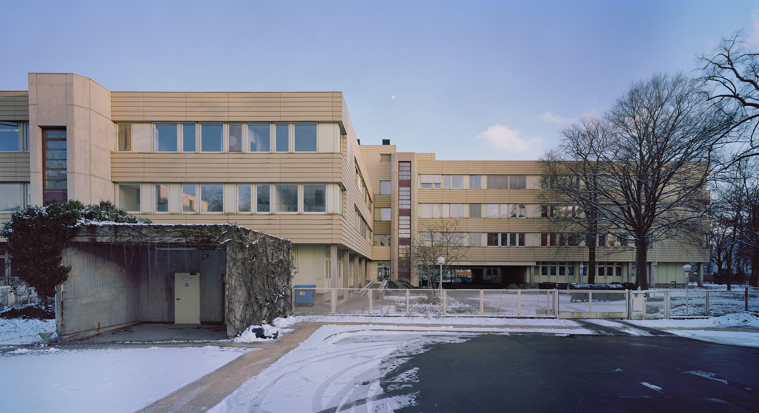 Wie wurde das Gebäude ursprünglich genutzt? Psychiatrie Um was für eine Unterkunft handelt es sich? Notunterkunft (Erstaufnahmeeinrichtung) Wie viele Flüchtlinge können aufgenommen werden? In dem abgebildeten Haus leben 300 Menschen. Wie viele Familien leben in der Unterkunft aktuell? (auch wenn sich dies täglich ändern kann) Von den 300 Menschen leben etwa 250 im Familienverbund. Wie viele Kinder leben in der Unterkunft (unter 16 Jahren)? Ca. 90 Über wie viele Zimmer verfügt die Unterkunft? Drei Stockwerke mit je ca. 25 Zimmern. Verfügt die Unterkunft über abgetrennte Wohnbereiche? abgetrennter Schlafbereich/eigenes Appartements/Wohnkabinen.. In dem abgebildeten Haus gibt es große Zimmer, z.T. mit Waschbecken und anliegenden Sanitäranlagen. Wie viele Festangestellte arbeiten in der Unterkunft unmittelbar für den Träger? Wie viele ungefähr für externe Unternehmen? 6 x Sozialarbeiter, 1 x Kinderbetreuung, 1 x Einrichtungsleitung, 2 x Hausbesorger, 3 x Reinigungskräfte Wie viele sanitäre Anlagen stehen zur Verfügung? Wir erfüllen die vorgegebenen Standards. Wie viel Sicherheitspersonal arbeitet in der Unterkunft? 4 x Sicherheitspersonal Wie viele freiwillige Helfer engagieren sich schätzungsweise? Sehr großer Unterstützerkreis, ca. 350 Einzelpersonen aktiv. Gibt es Möglichkeiten für Freizeitaktivitäten? Welche Angebote werden rege benutzt? Kleiderkammer, Deutschunterricht, Ausflüge, Nähwerkstatt, Tanzen, Gymnastik, Fußball, etc. Gibt es eine eigene Küche, oder wird die Unterkunft von einem Caterer beliefert? Catering Stehen Dolmetscher zur Verfügung? Nein. Es gibt Freiwillige, die manchmal Sprachkenntnisse haben, außerdem gibt es unter den Bewohnern auch Sprachkundige, die helfen können. Unser Personal ist multilingual aufgestellt. Wie ist die Resonanz in der Nachbarschaft? Inmitten von Villen in einem gut bürgerlichen Kiez gelegen. Resonanz wohlwollend und solidarisch, allerdings intensive Betreuung durch Feedbackmanagement nötig.