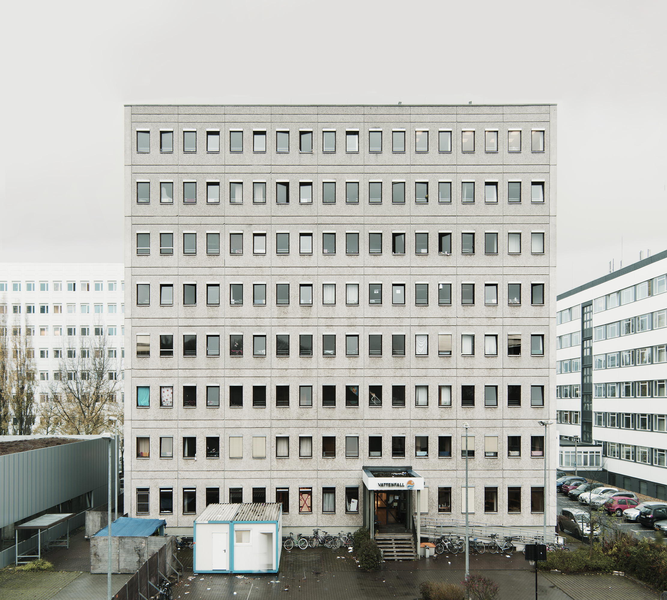 Wie wurde das Gebäude ursprünglich genutzt? Bürogebäude Um was für eine Unterkunft handelt es sich? Notunterkunft Wie viele Flüchtlinge können aufgenommen werden? 265 Wie viele Familien leben in der Unterkunft aktuell? (auch wenn sich dies täglich ändern kann) Ca. 40 Wie viele Kinder leben in der Unterkunft (unter 16 Jahren)? Ca. 90 Wie viele Alleinstehende leben in der Unterkunft? Ca. 40 Über wie viele Zimmer verfügt die Unterkunft? 90 Verfügt die Unterkunft über abgetrennte Wohnbereiche? abgetrennter Schlafbereich/eigenes Appartements/Wohnkabinen.. Ja Wie viele sanitäre Anlagen stehen zur Verfügung? 25 Toiletten / 25 Waschbecken / 16 Duschen Wie viele Festangestellte arbeiten in der Unterkunft unmittelbar für den Träger? Wie viele ungefähr für externe Unternehmen? 12 Wie viel Sicherheitspersonal arbeitet in der Unterkunft? 20 Wie viele freiwillige Helfer engagieren sich schätzungsweise? Ca. 150 Gibt es Möglichkeiten für Freizeitaktivitäten? Welche Angebote werden rege benutzt? Ja Gibt es eine eigene Küche, oder wird die Unterkunft von einem Caterer beliefert? Caterer Stehen Dolmetscher zur Verfügung? Ja Wie ist die Resonanz in der Nachbarschaft? Unterschiedlich, sowohl positiv als auch negativ