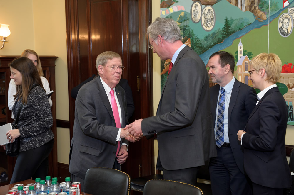 The delegation from Upper Austria meets with Senator John Isakson. Photos: U.S. Senate Photography Studio