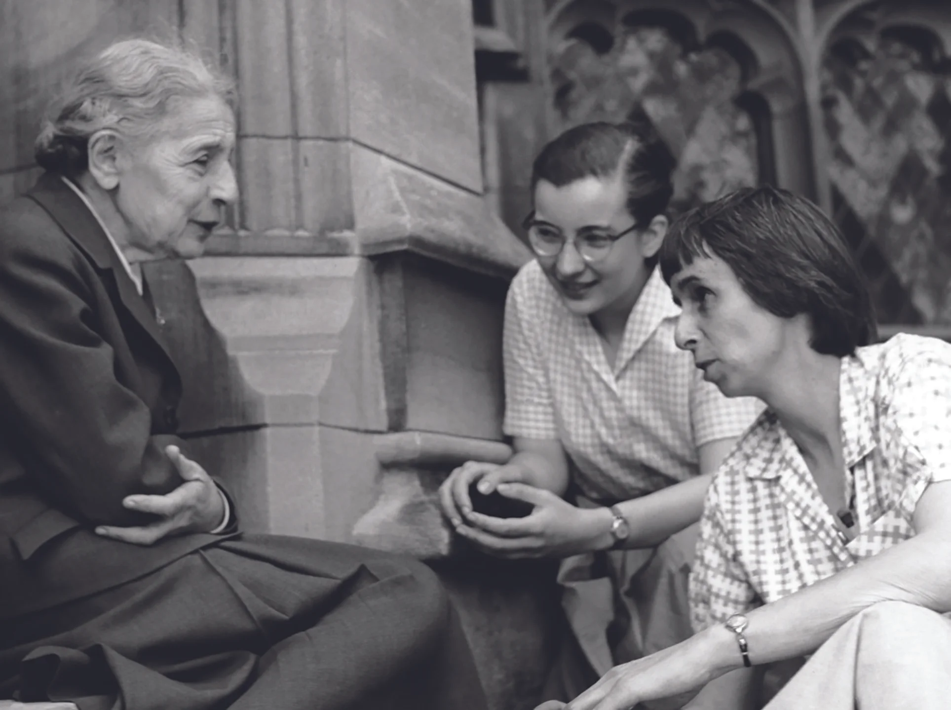 PHYSICIST LISE MEITNER WITH STUDENTS ON THE STEPS OF THE CHEMISTRY BUILDING AT BRYN MAWR COLLEGE ©WIKIMEDIA/NUCLEAR REGULATORY COMMISSION